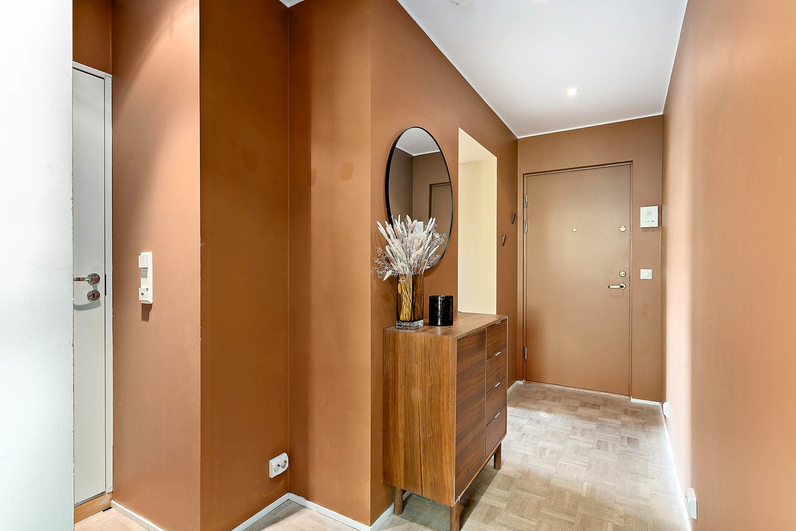 Romslig entré Galleribilde