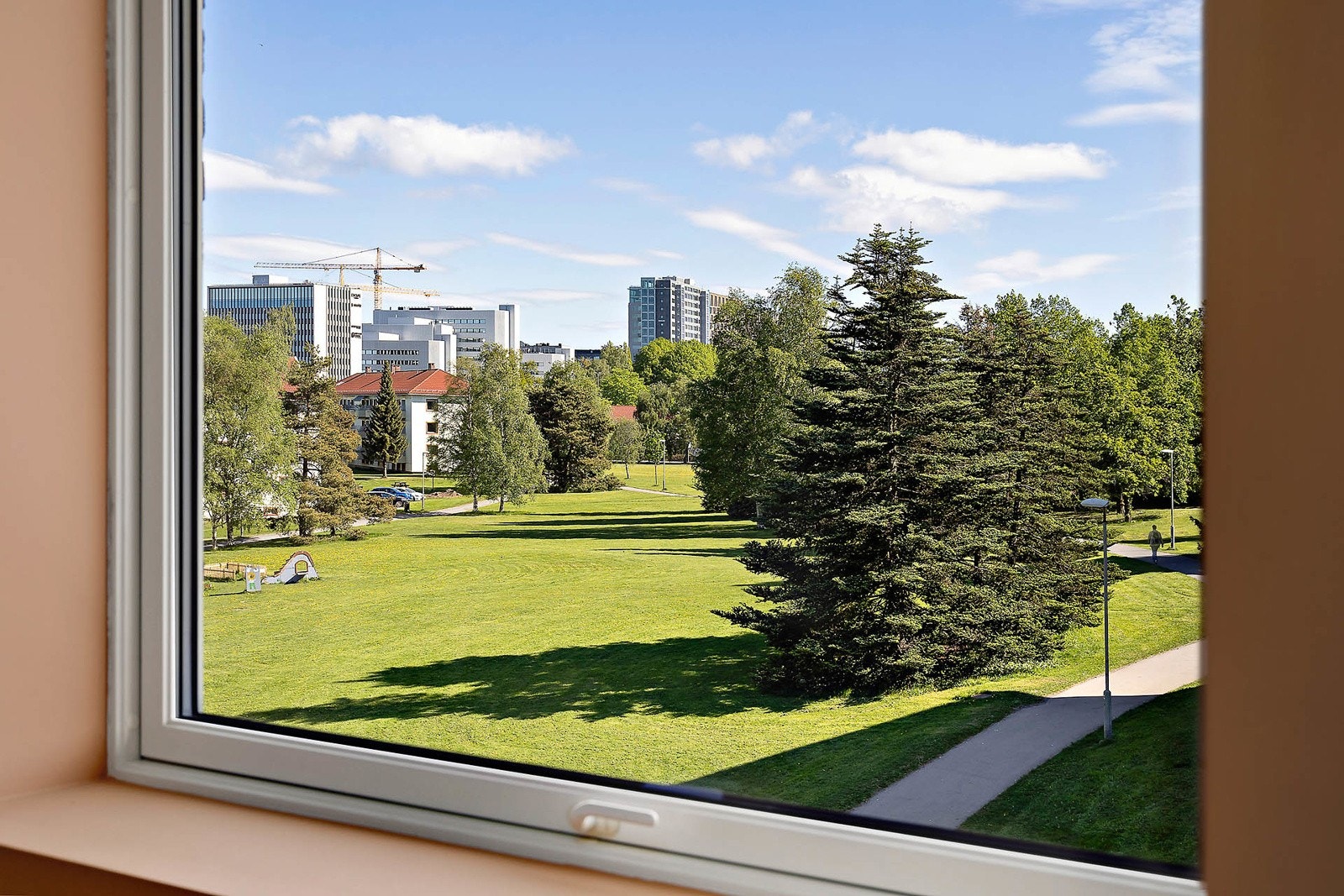 Utsikt fra soveromsvindu mot store grøntområder Galleribilde