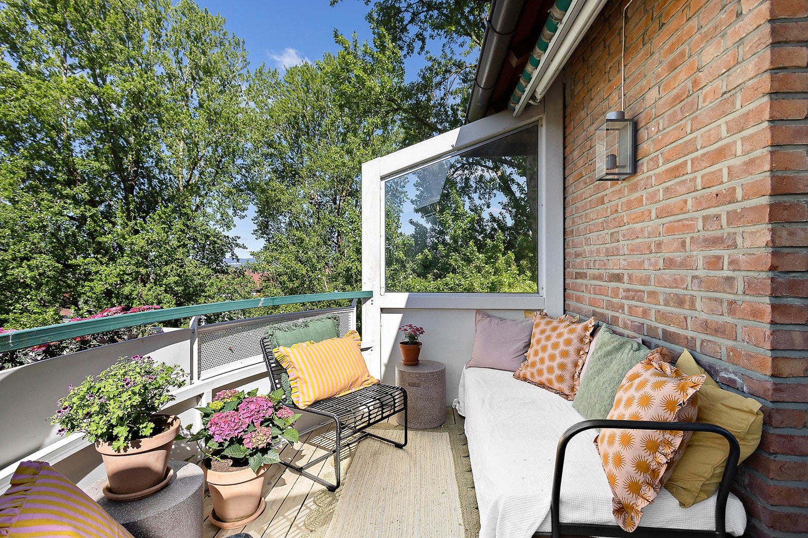 Balkongen har utebelysning og markise. Galleribilde