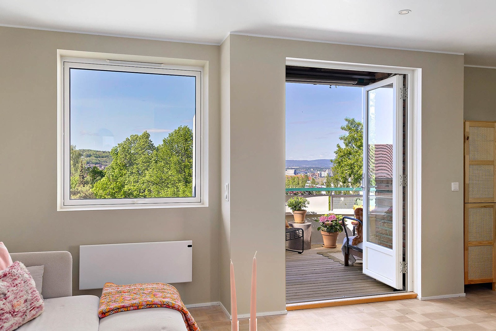 Flott tofløyet balkongdør med adkomst fra stue Galleribilde