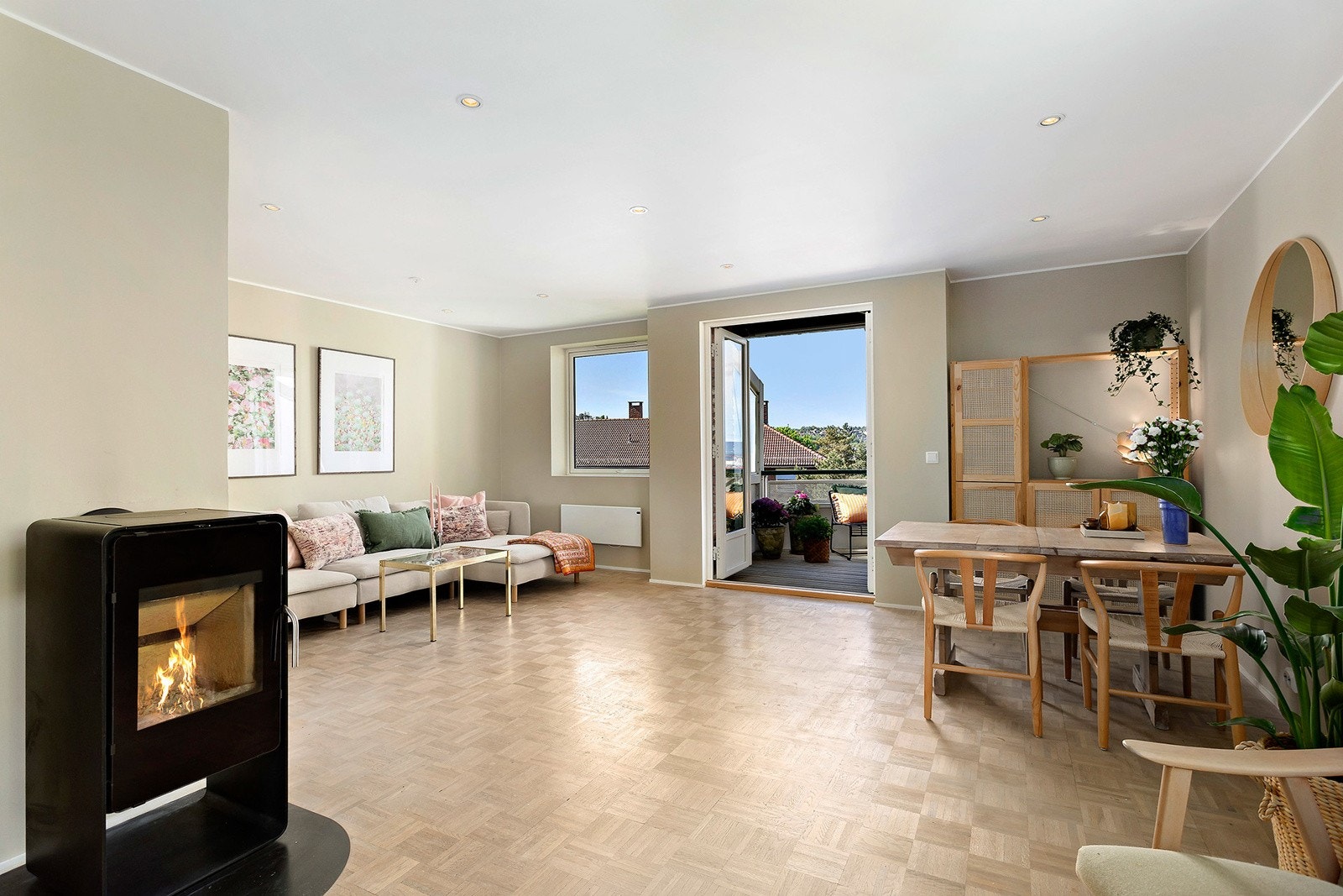 Stue med flott peisovn Galleribilde