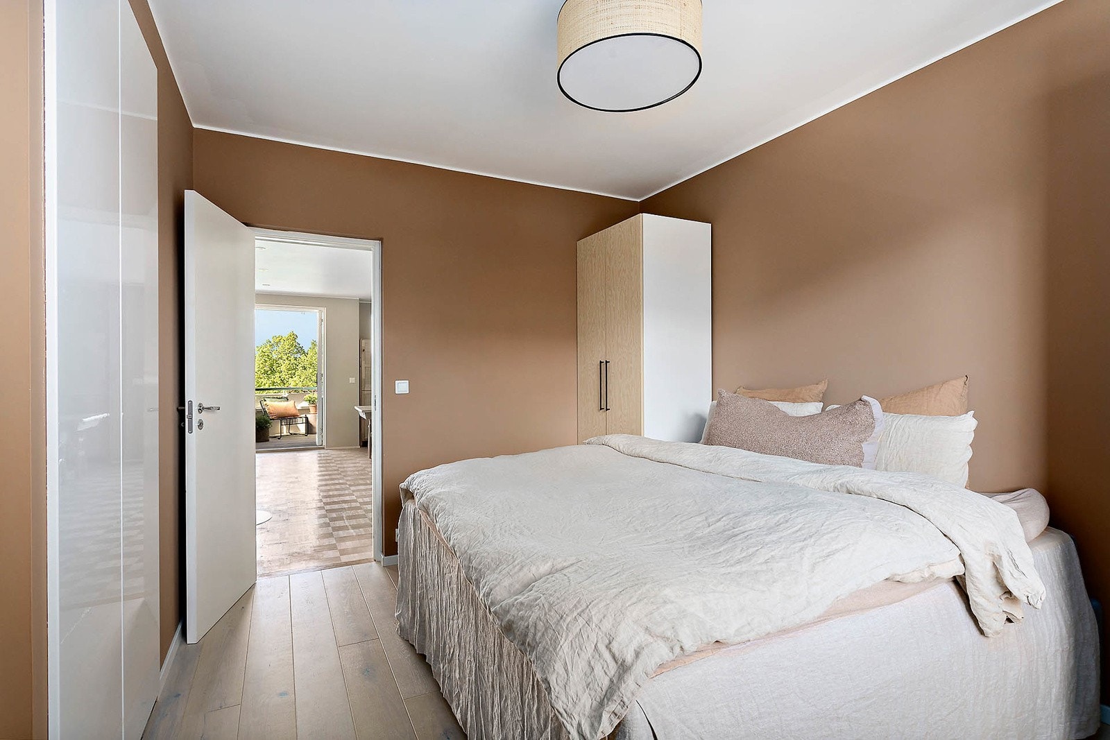 En-stavs parkett fra 2020 i soverom. Garderobeskap Galleribilde