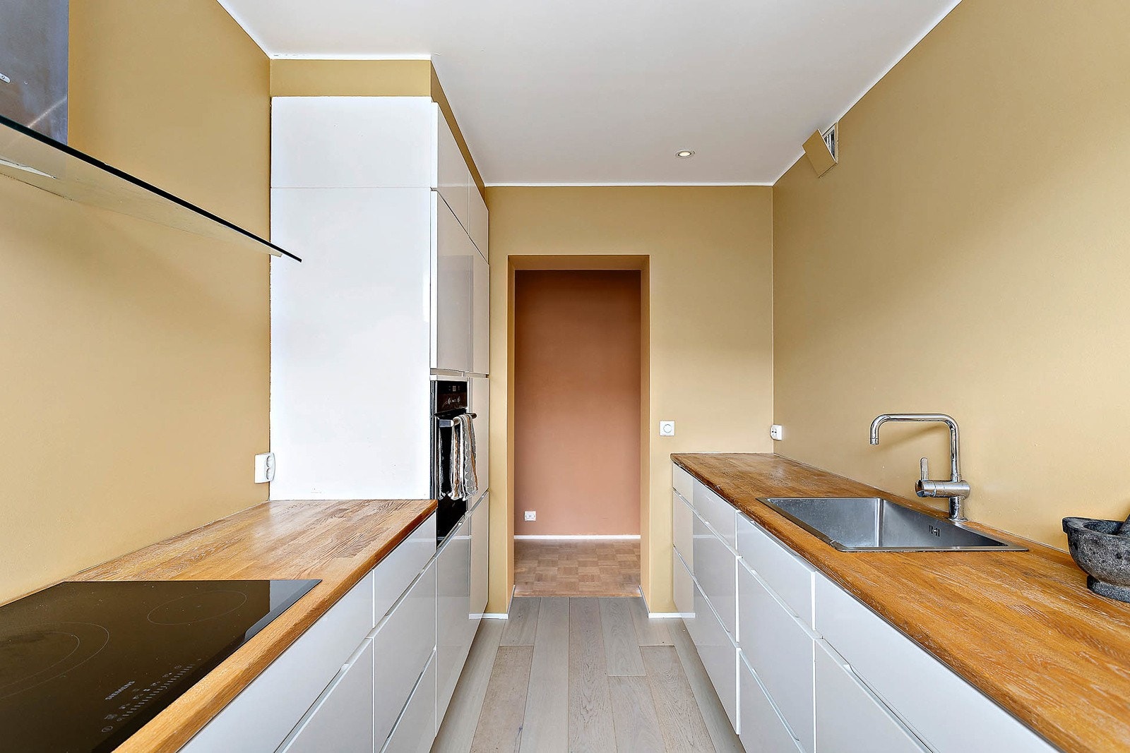 Kjøkken med downlights og benkeplate av tre Galleribilde