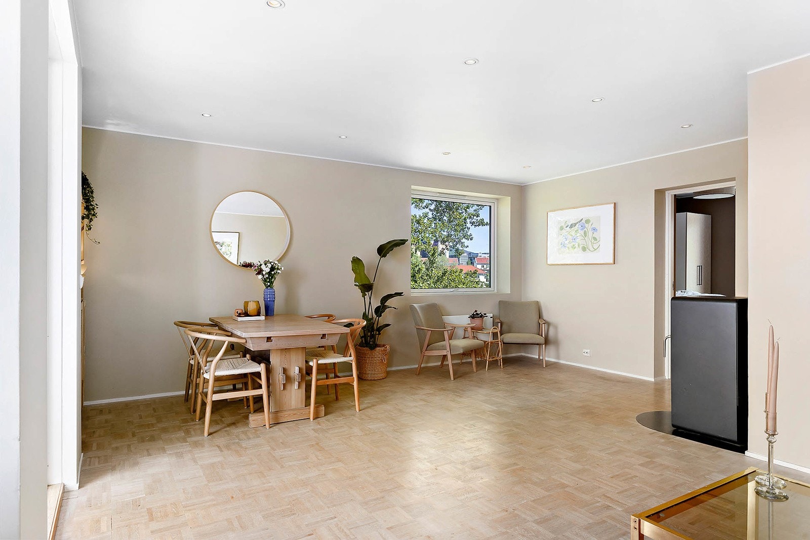 Endeleilighet med flott vindu på gavlvegg Galleribilde