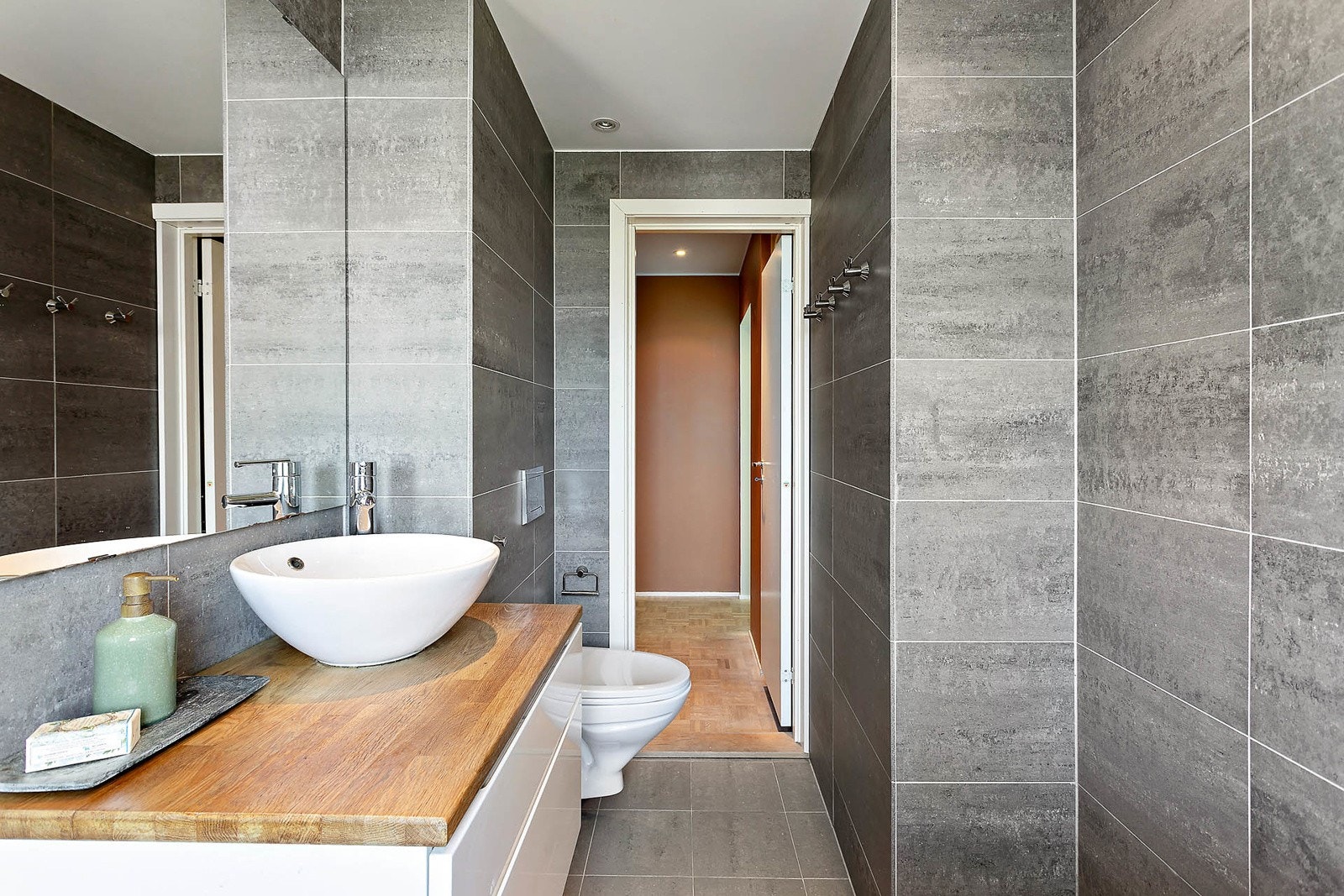 Bad med opplegg for vaskemaskin Galleribilde