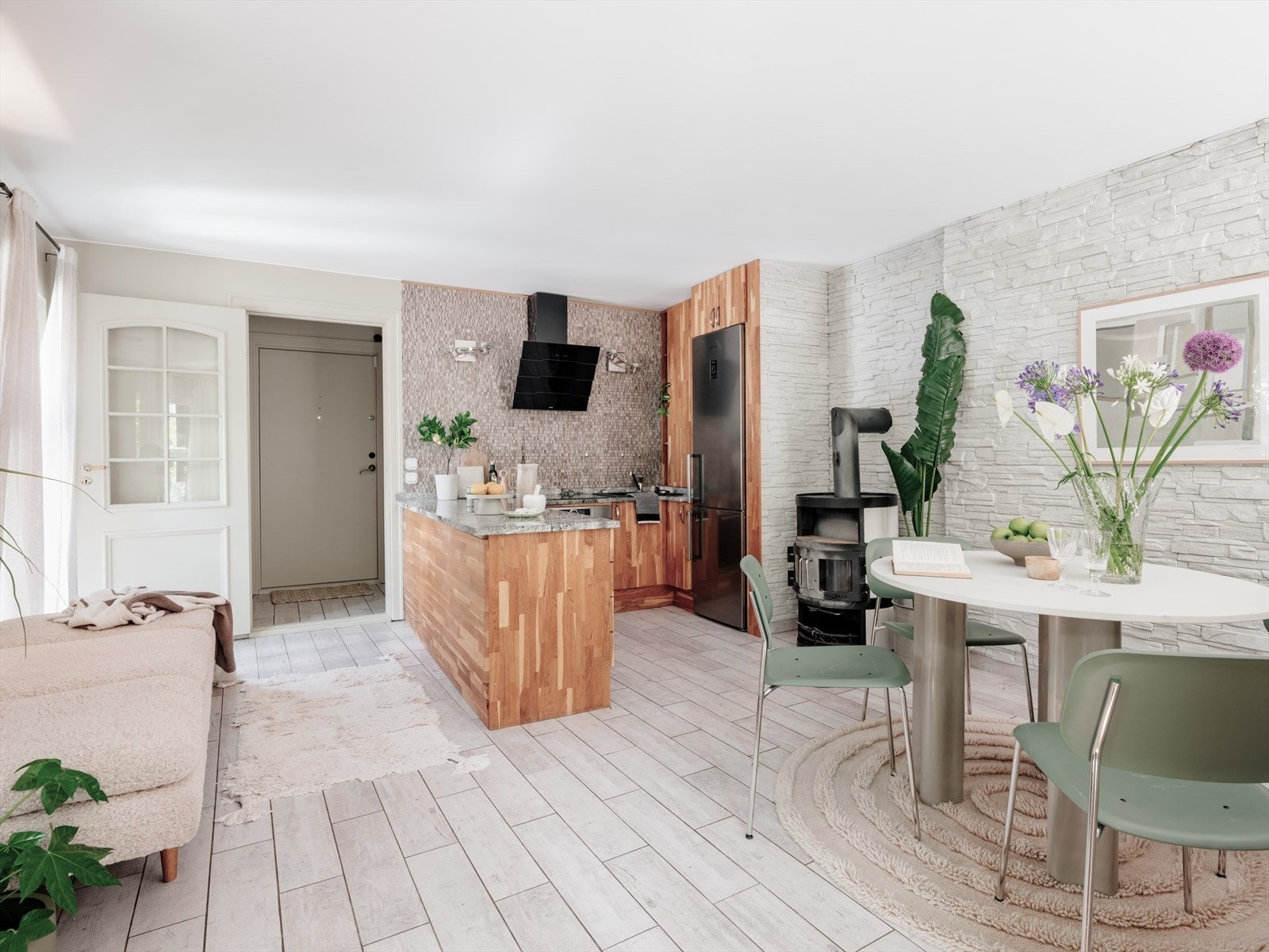 Leiligheten går over to plan, og har et eget inngangsparti som tar deg rett inn til hovedplanet i 1. etasje. Galleribilde