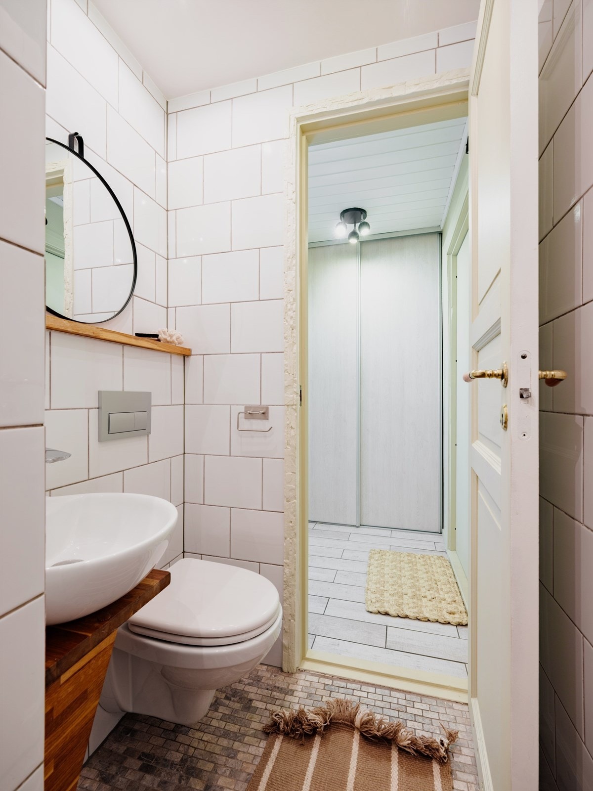 Badet ble pusset opp i 2012 i henhold til eier med bl.a nye gulv- og veggfliser og nytt sanitærutstyr. Det er i tillegg montert nye vannbestandige plater på vegg bak veggfliser. Galleribilde