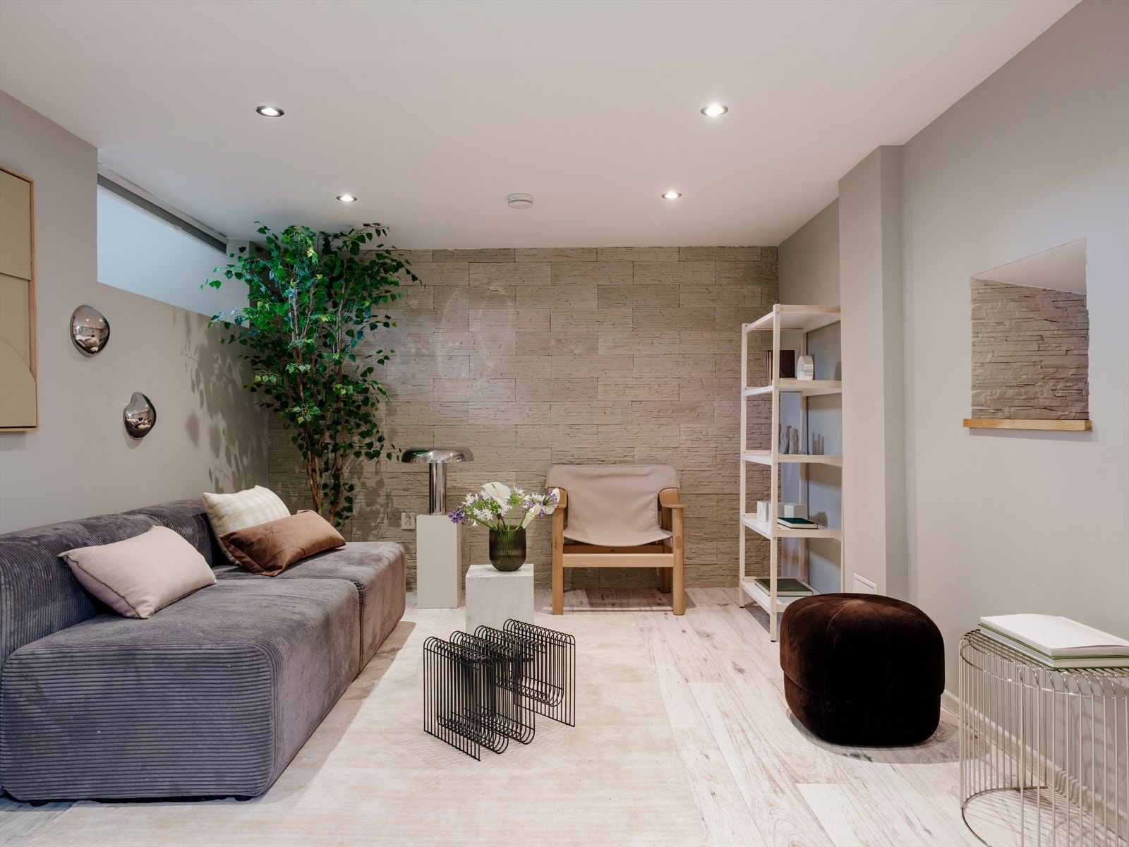 Stuen oppleves lun og hyggelig - et perfekt sted for å samle vennegjengen for filmkveld. Galleribilde