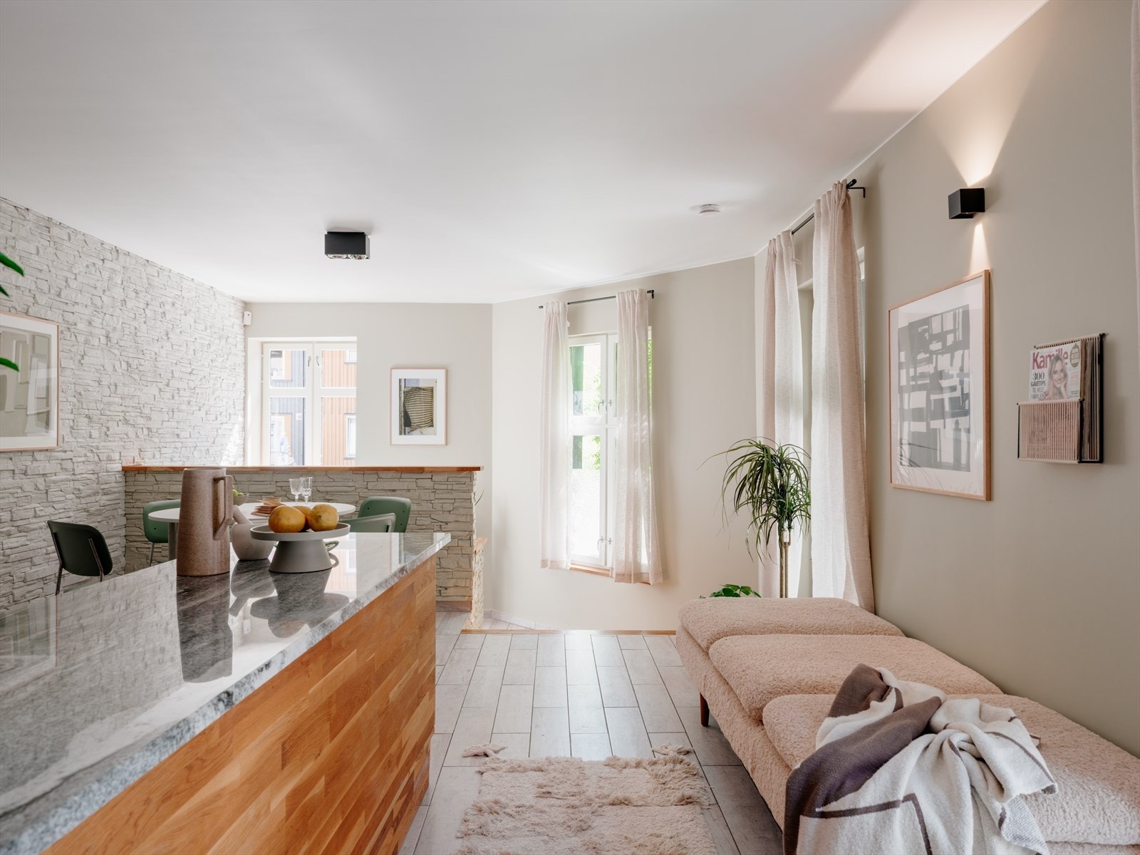 Leilighetens mange vindusflater i 1. etasje byr på en god og lys romfølelse. Galleribilde