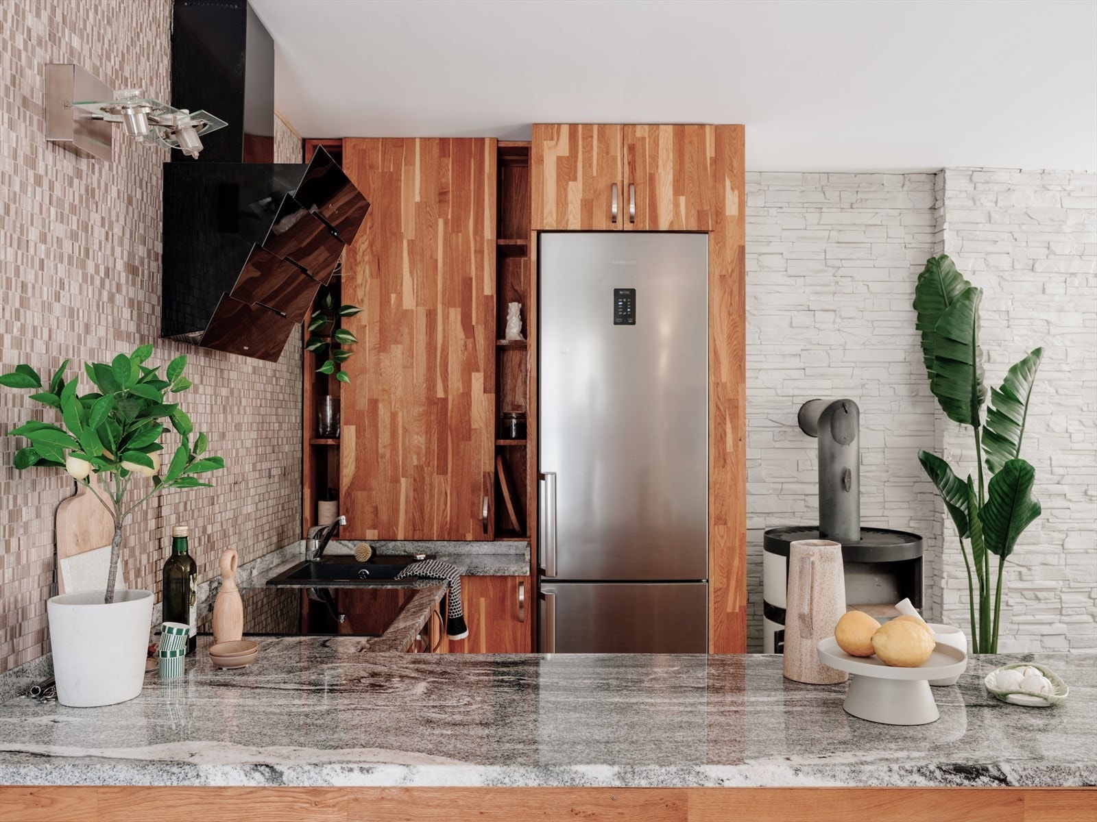 I innredningen er det integrert komfyr med induksjons platetopp og oppvaskmaskin, og frittstående kjøl/frys. Galleribilde