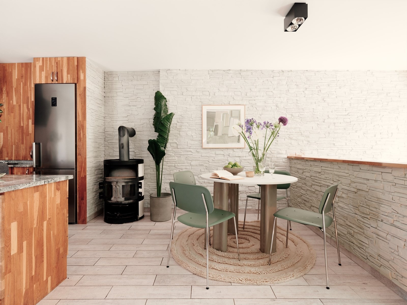 Kjøkkenet utgjør et stort allrom med god plass til et spisebord for sosiale lag. Galleribilde