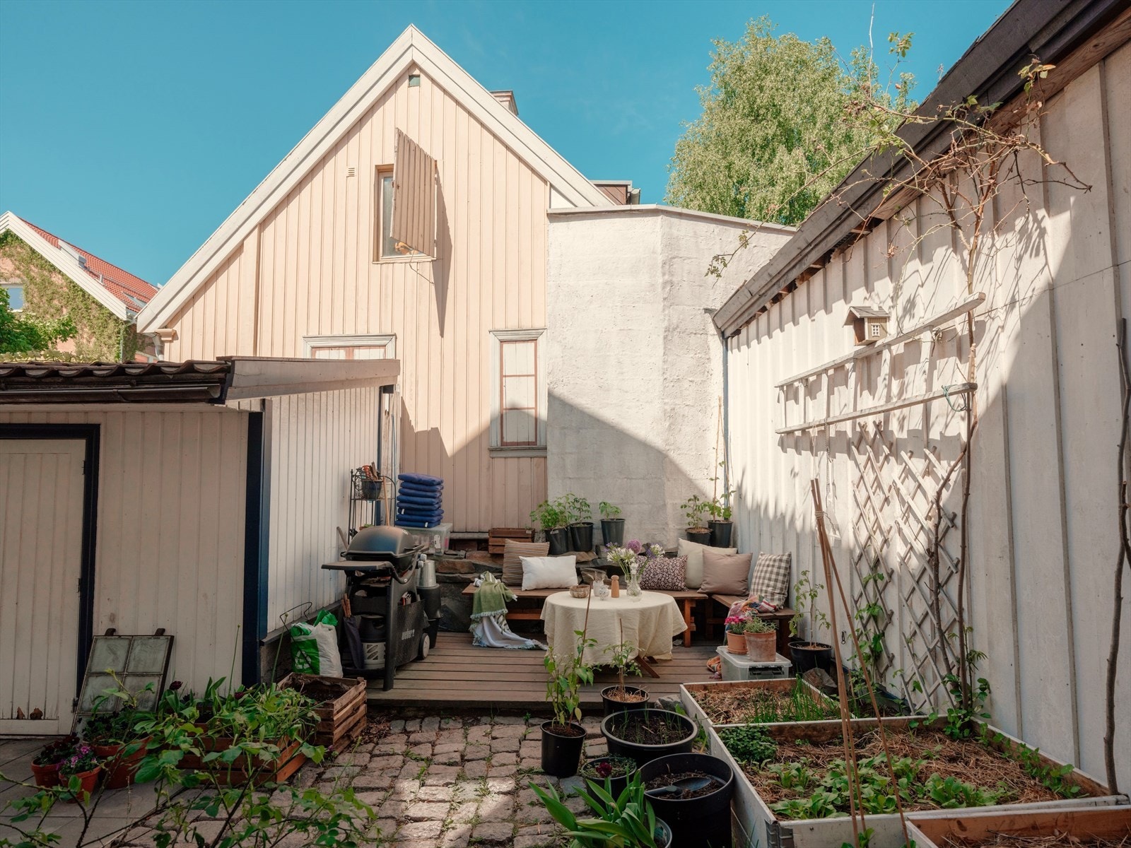 Uteområdet er opparbeidet med belegningsstein, platting og sosial sone med grill. Galleribilde