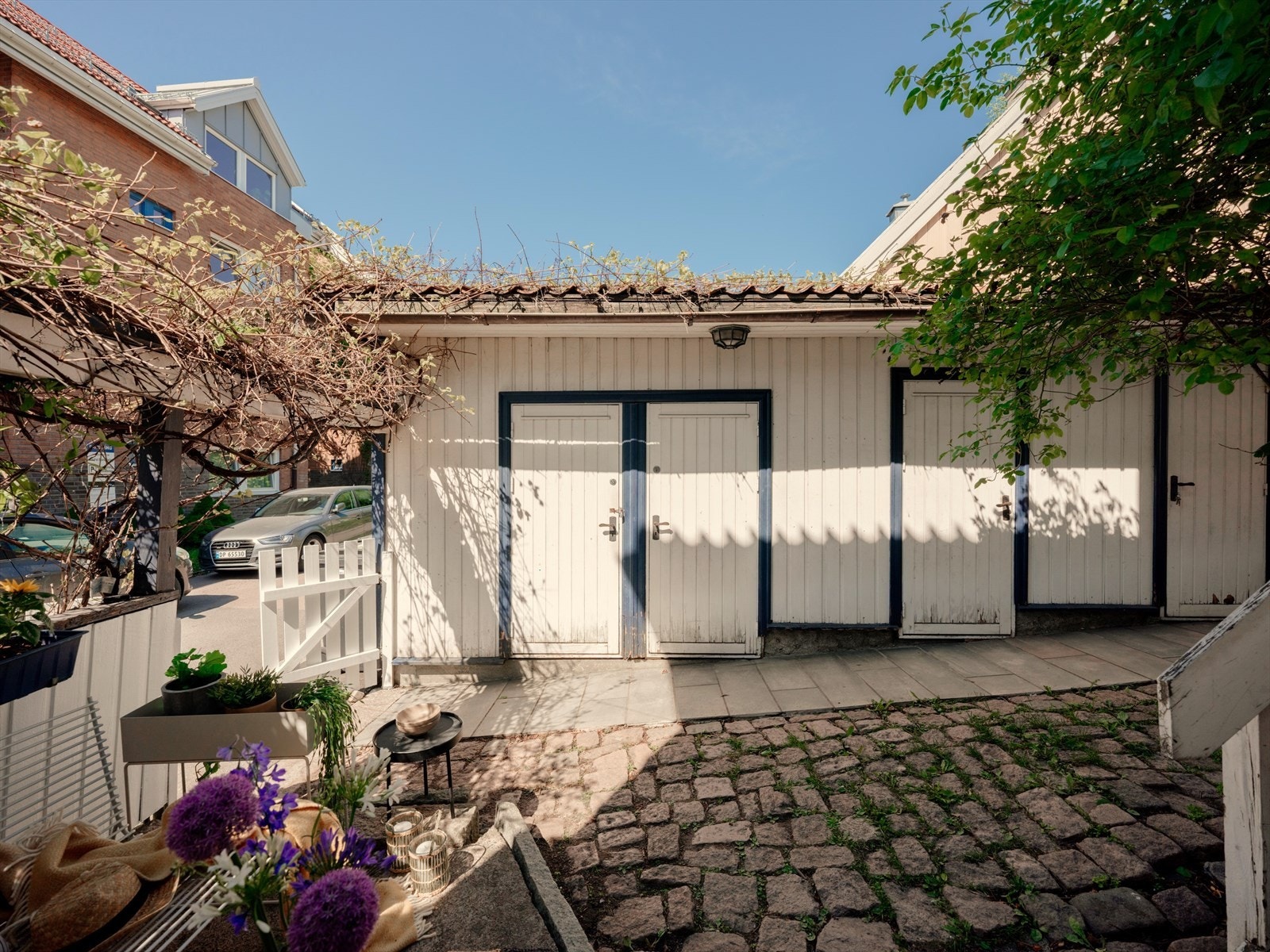 Leiligheten disp. utebod på ca. 4,2 m2, og sameiet råder over 3 parkeringsplasser innenfor bommen ved innkjørsel til sameiet vis-avis-porten til sameiets eiendom. Seksjonen deler parkeringsplass med seksjon 2. Galleribilde