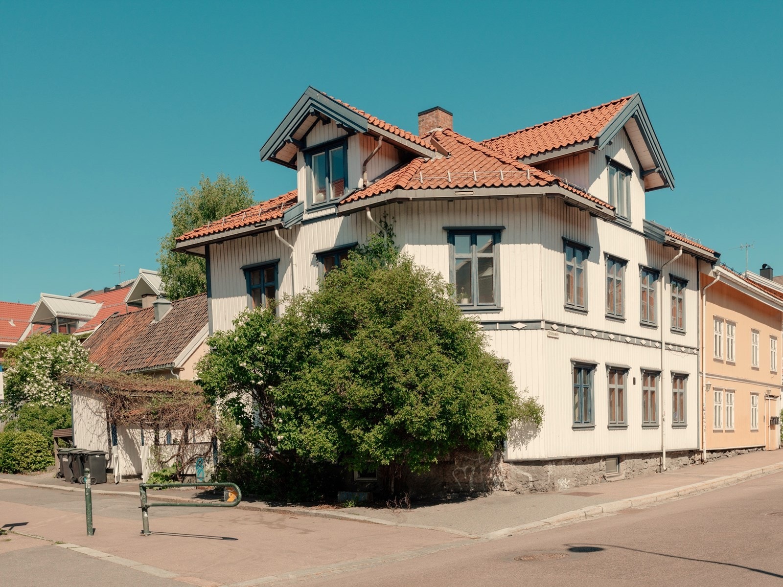 Vålerengas karakteristiske trehusbebyggelse med koselige og stille gater preger nærområdet, med fasader som er fredet av byantikvaren, noe som gjør at området vil beholde sin sjarm og trivelige atmosfære også i fremtiden. Galleribilde