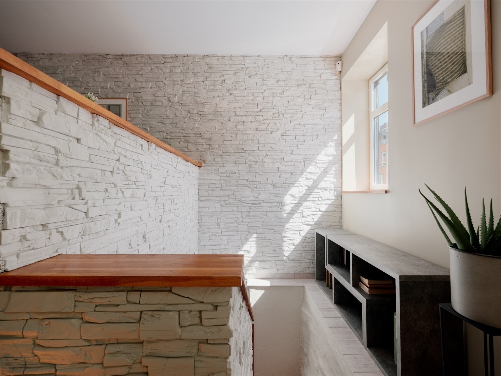 Dekorative veggflater med malte dekorfliser/plater i kjøkkenet og trappeløpet. Galleribilde