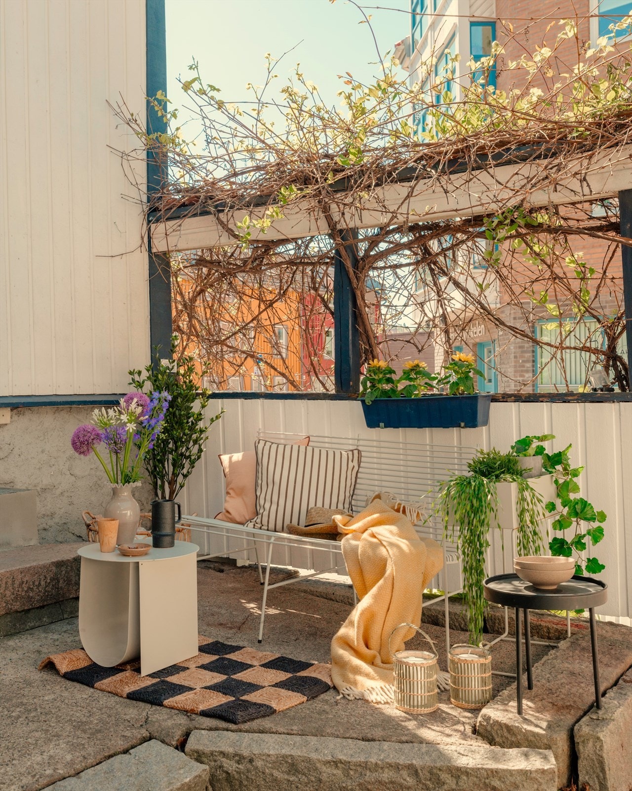 På sommerstid blir hekken grønn og tett, så man sitter privat og skjermet fra gaten. Galleribilde