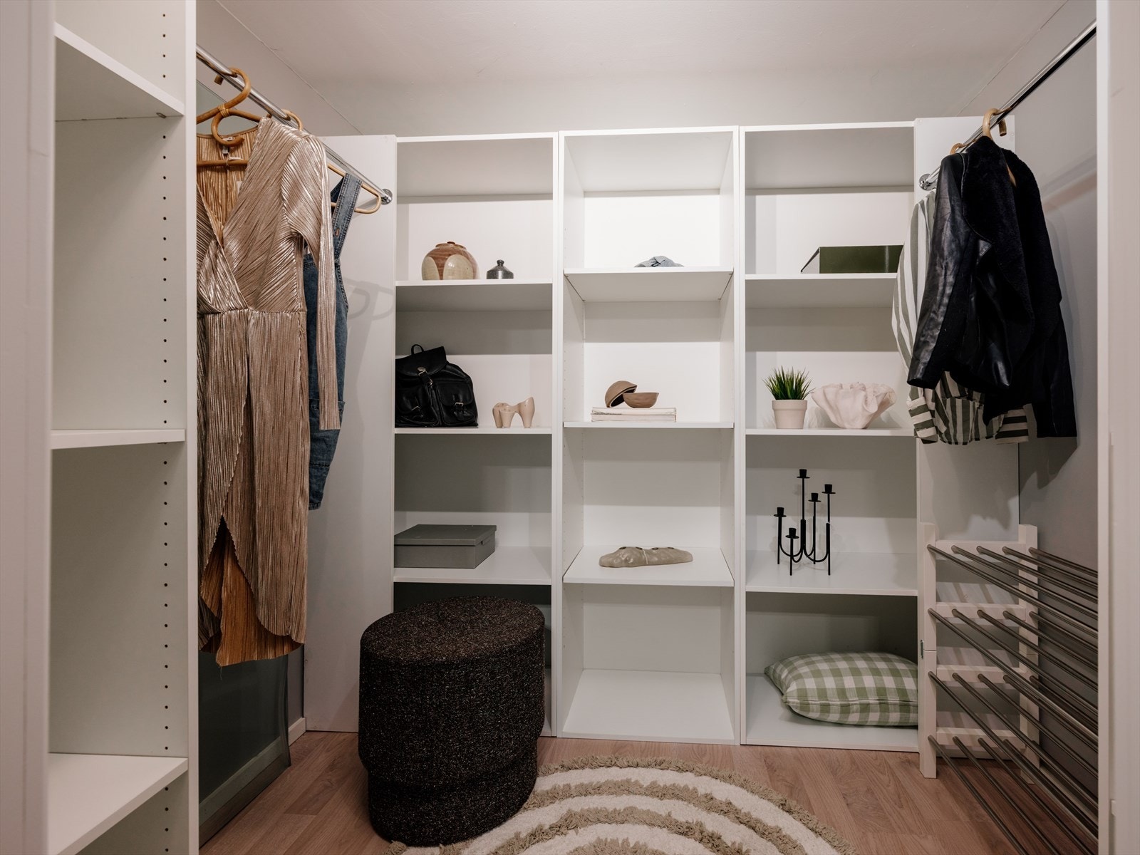 Gode oppbevaringsmuligheter for klær og øvrig. Galleribilde