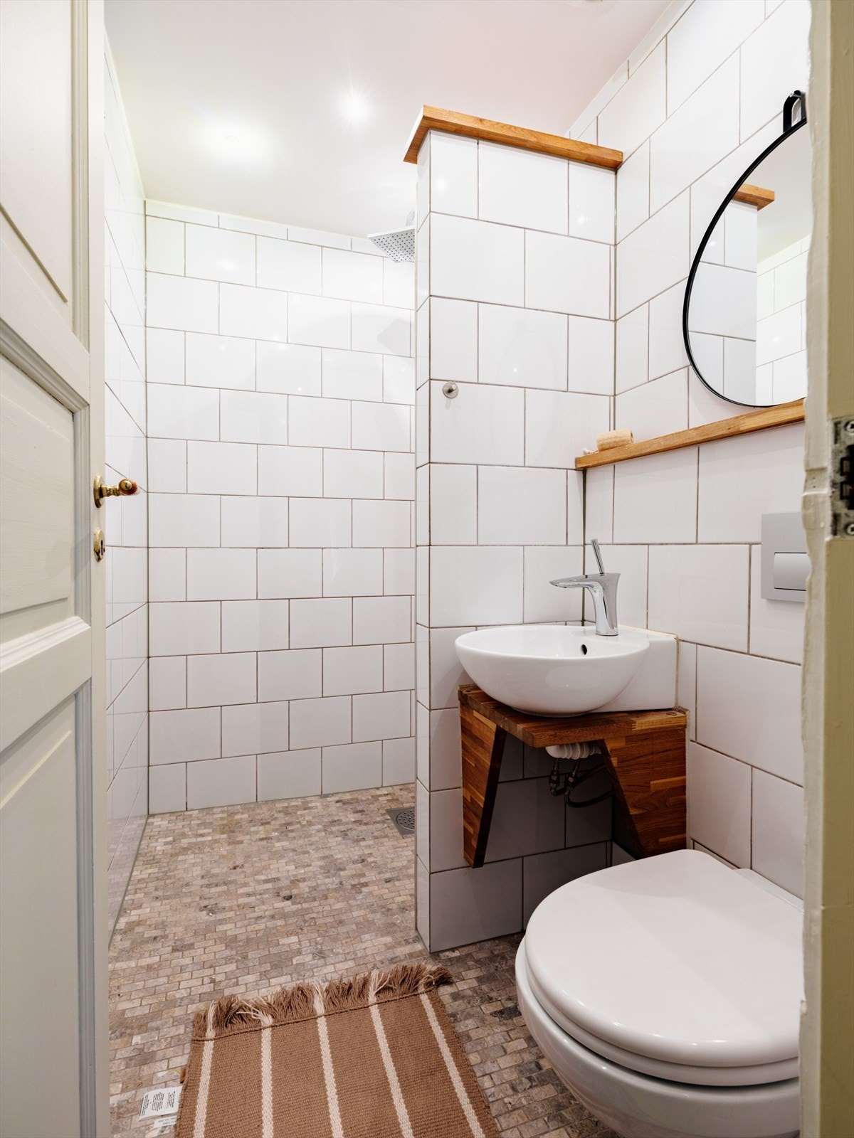 Ifm. entreen i 1. etasje finner man badet. Galleribilde