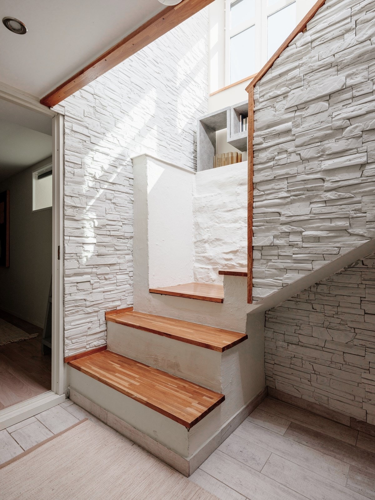 Fra hovedplanet tar man seg ned til underetasjen hvor det er to innredede rom som benyttes som stue og soverom, samt kott/vaskerom. Galleribilde