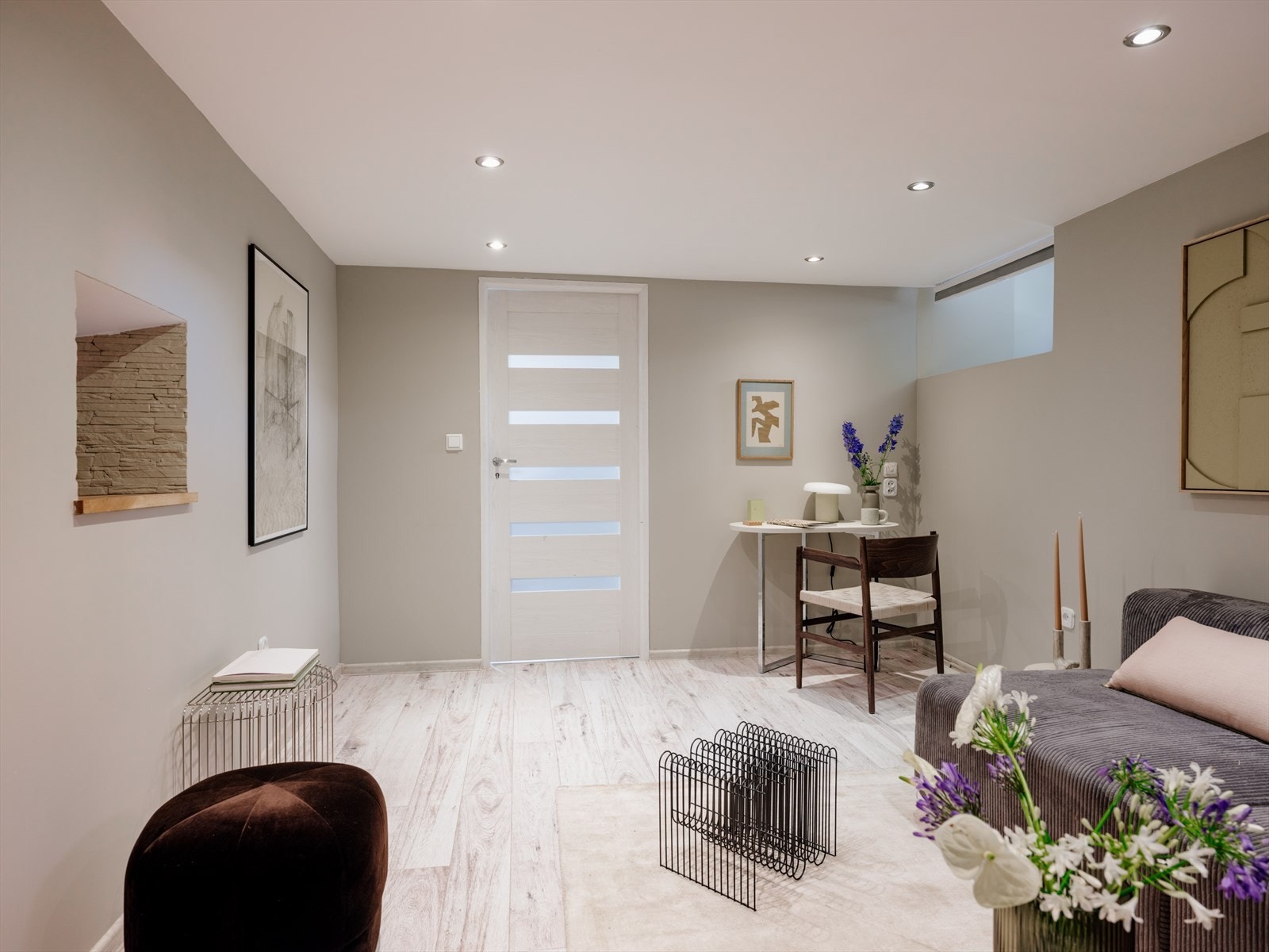 Rommets utforming gir flere innredningsmuligheter etter ønske og behov. Gulvvarme antatt i form av varmefolie i alle rom i kjeller. Galleribilde