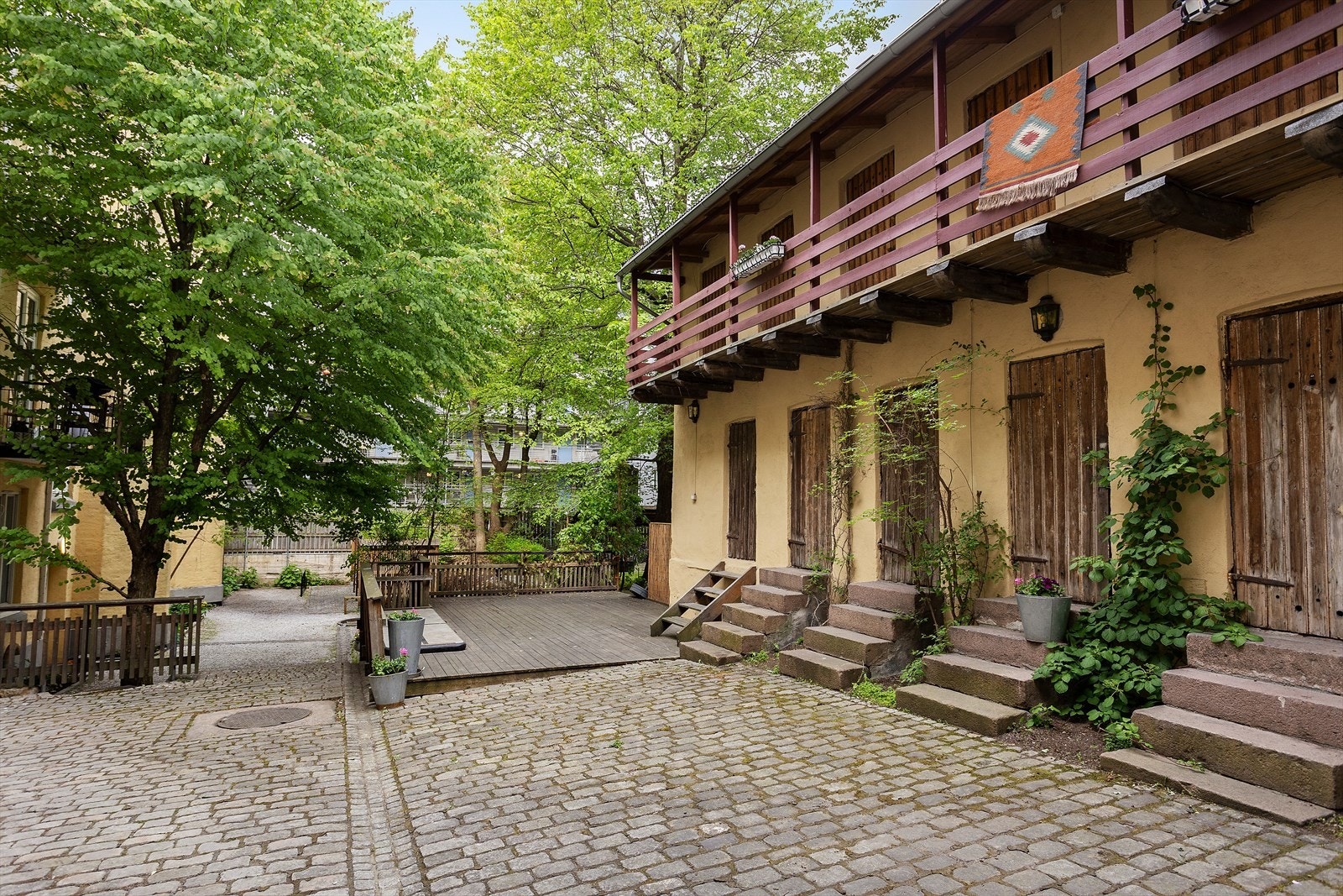 Bod i 2.etasje i stallbygning i bakgård. Galleribilde