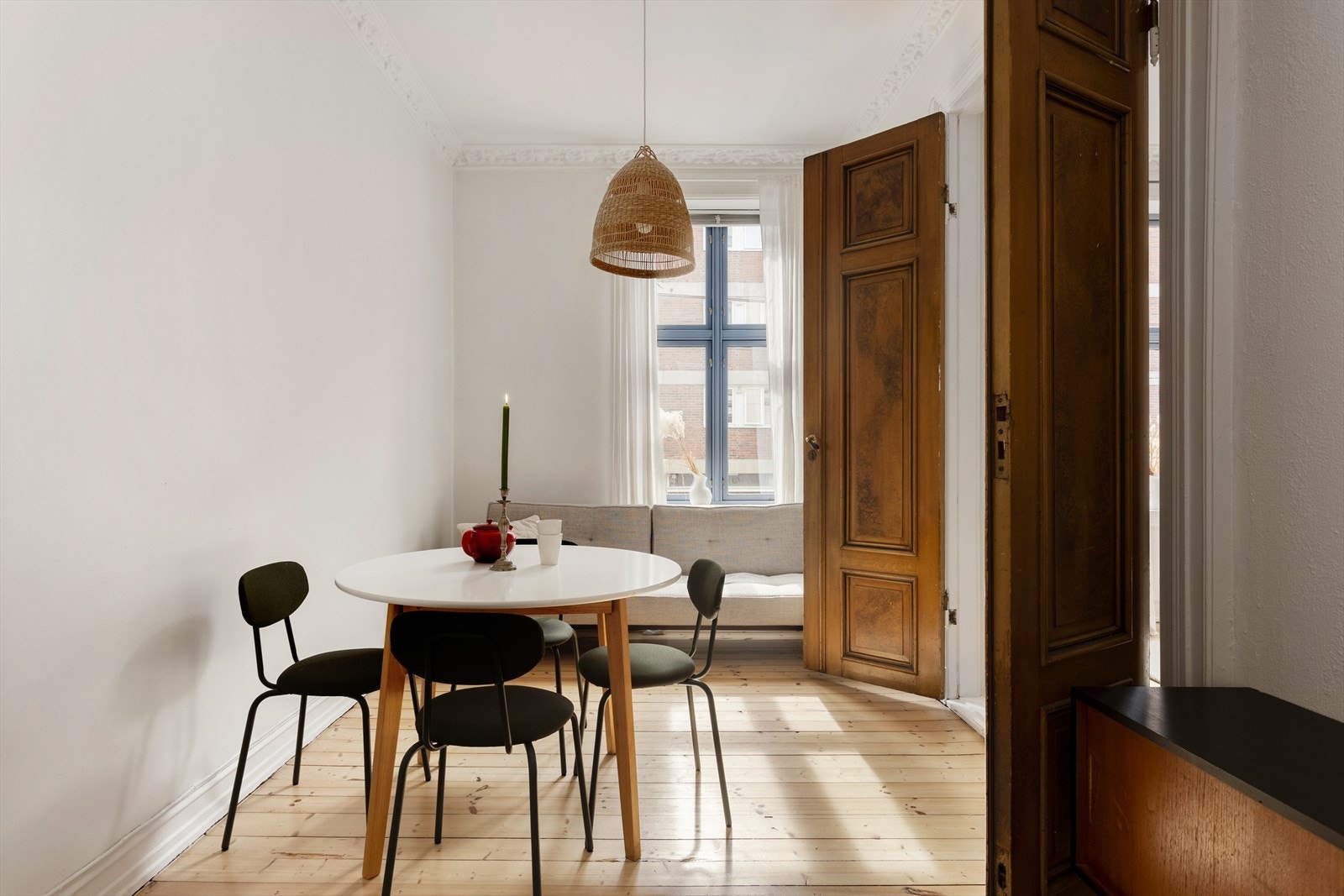 Fint, naturlig lys kommer inn i leiligheten. Galleribilde