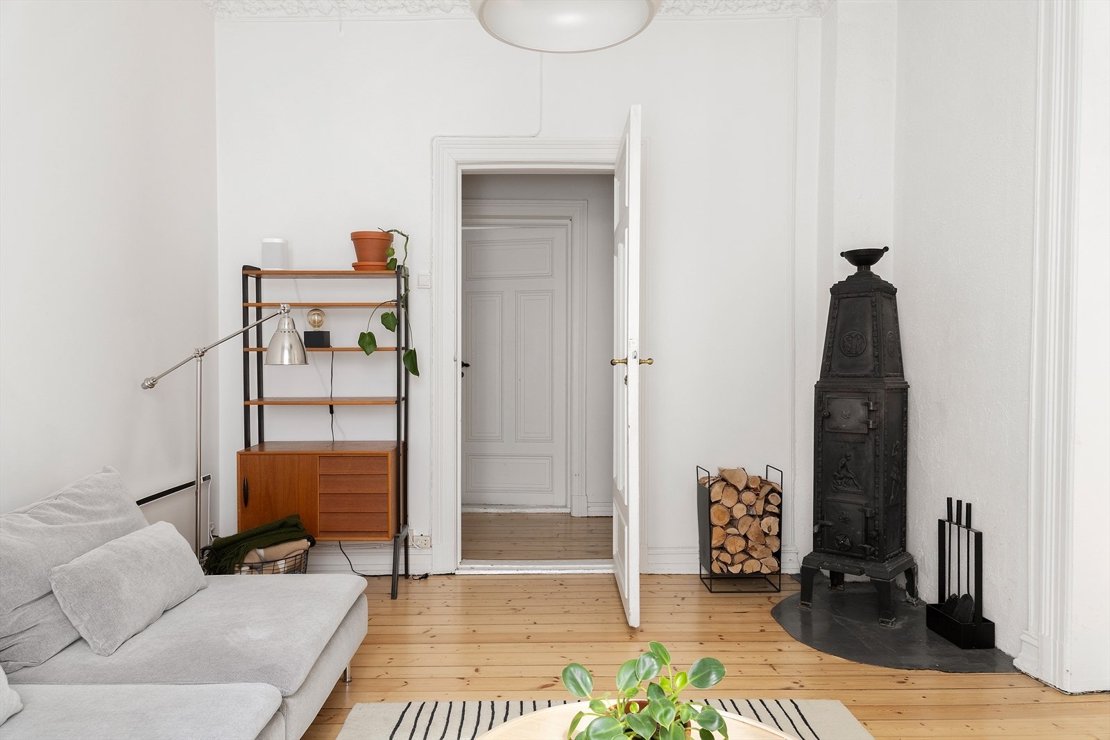 Vedovn i stue. Galleribilde