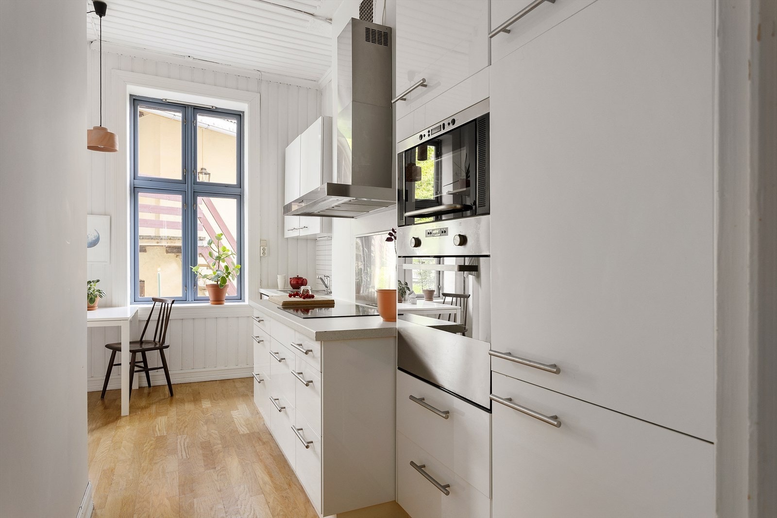 Kjøkken med integrert kjøl/fryseskap, induksjonstopp, micro og stekeovn. Galleribilde