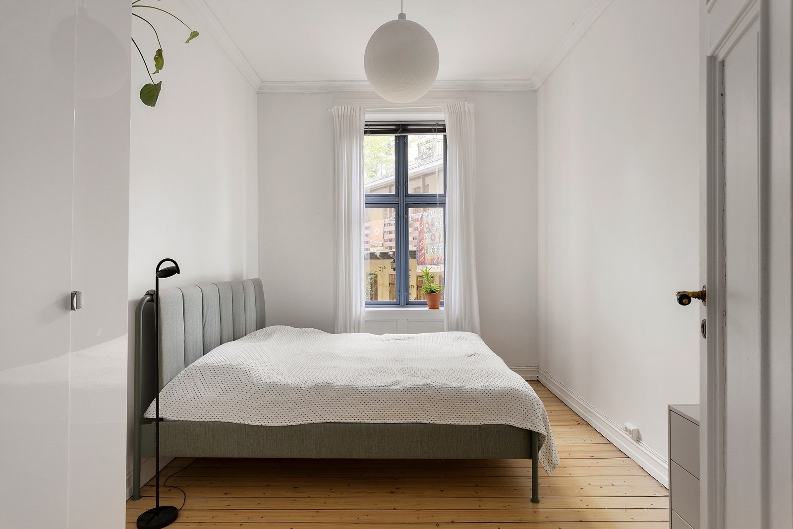 Soverommet er romslig med plass til dobbelseng og garderobeskap. Galleribilde