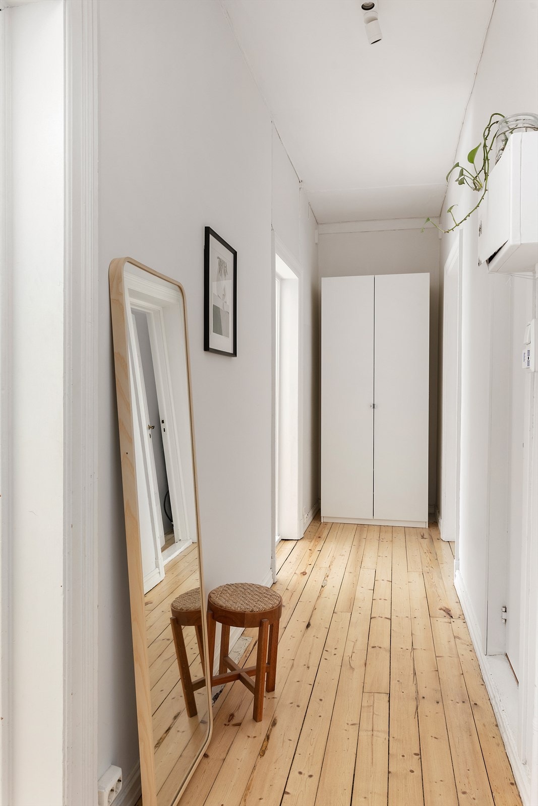 Entré med tregulv og oppbevaringsplass. Galleribilde