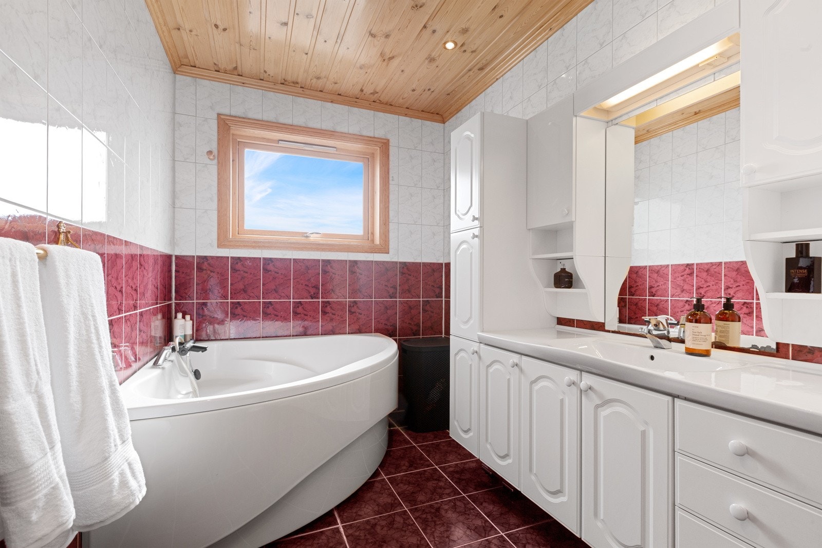 Badet er installert med en stor praktisk baderomsinnredning som har godt med skapplass. Nedfelt vask og med speil og overlys Galleribilde