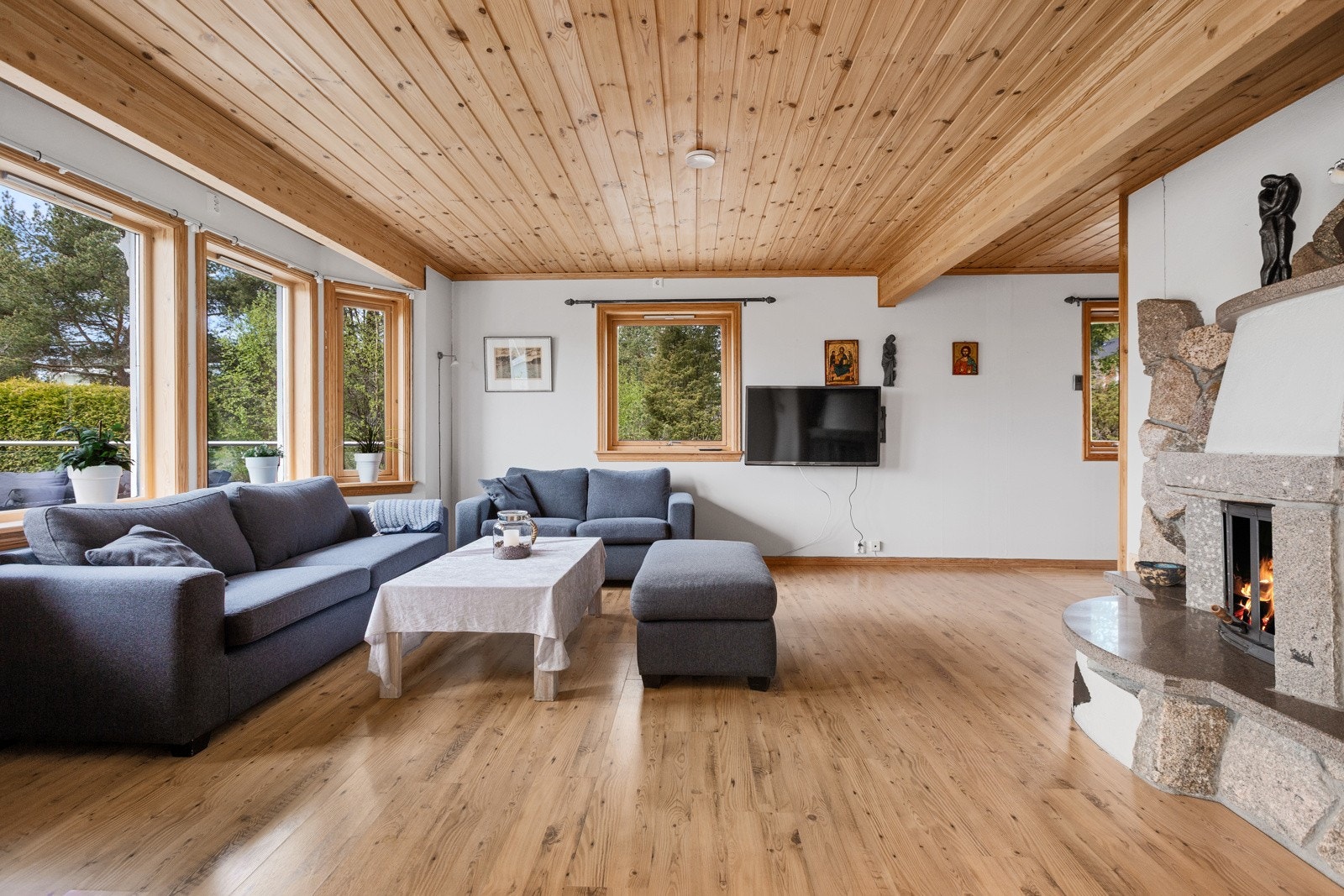 I stuen er det en flott hjørnepeis i skillet. Galleribilde