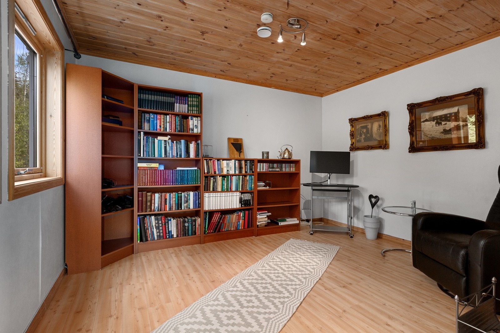 Bibliotek har tidligere vært soverom og kan selvsagt benyttes som soverom igjen ved behov. Galleribilde