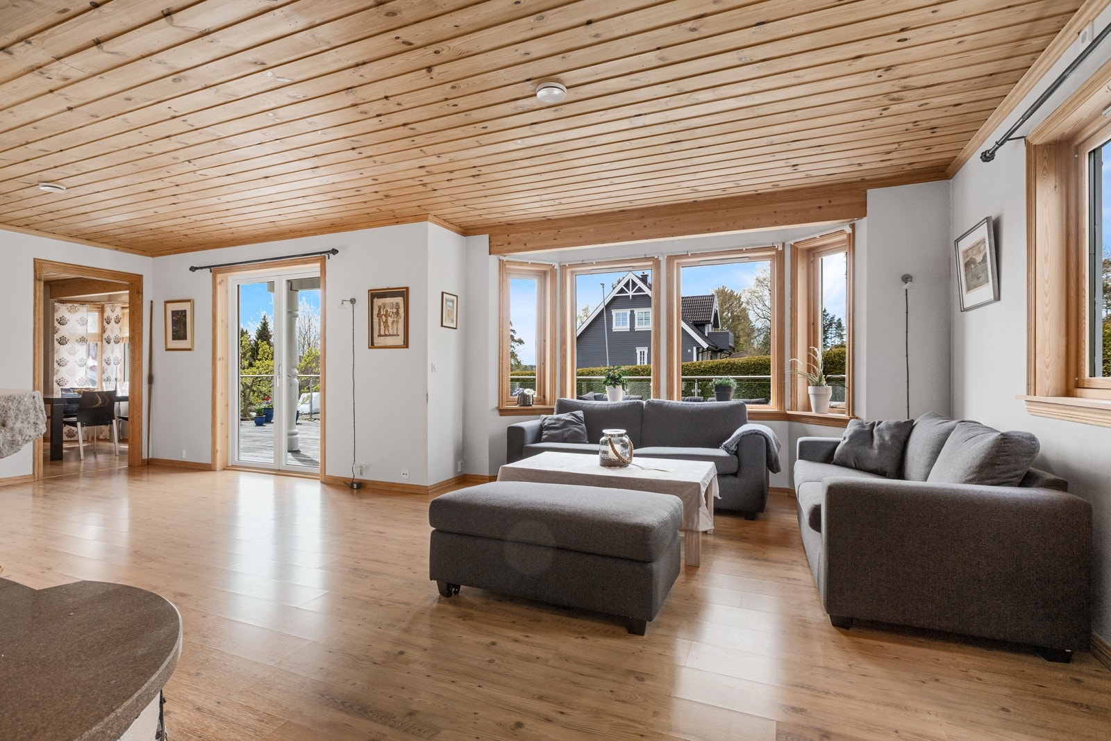 Stor stue med utgang til terrasse Galleribilde
