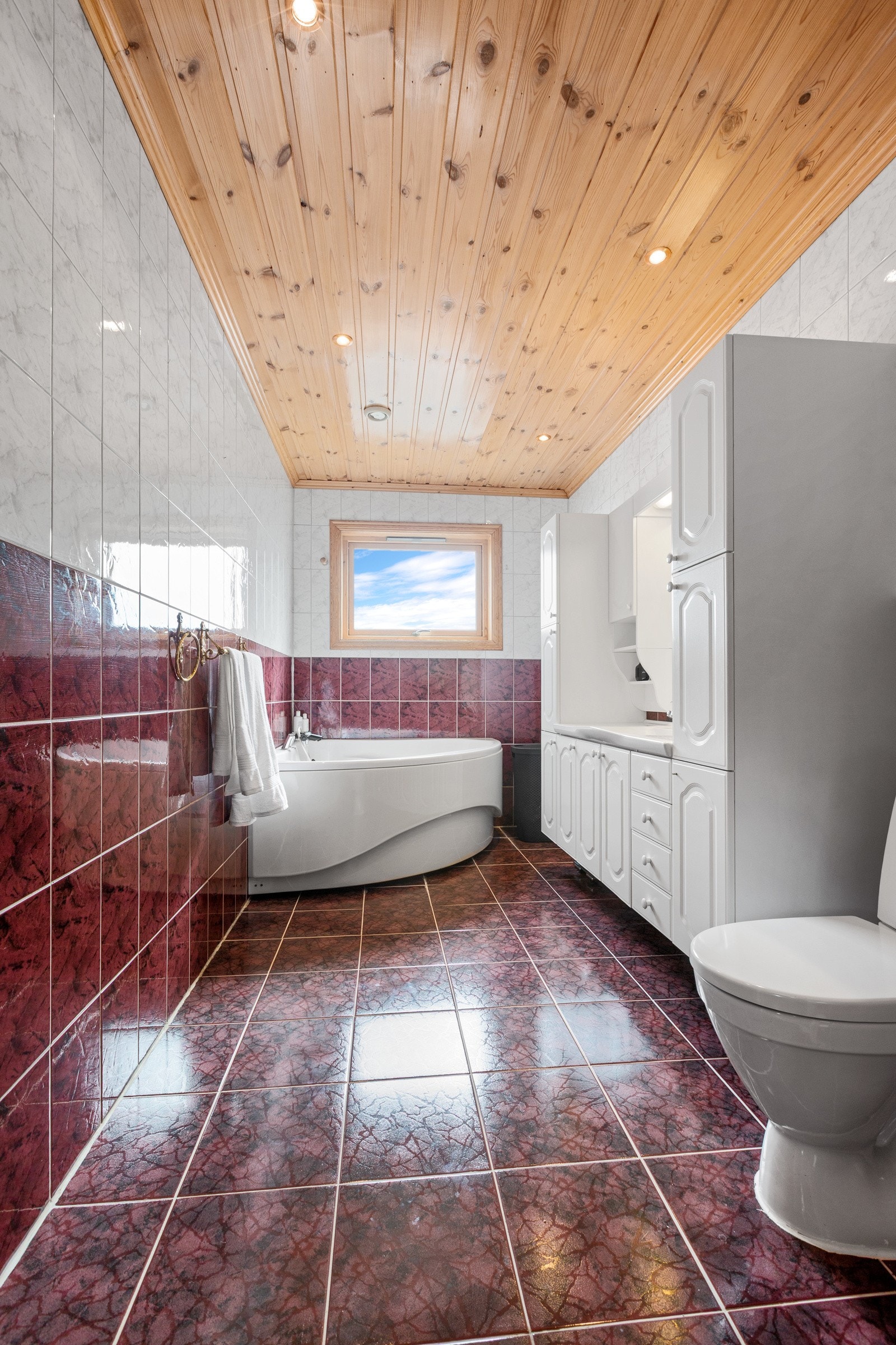 Det er videre installert toalett og hjørnebadekar. Galleribilde