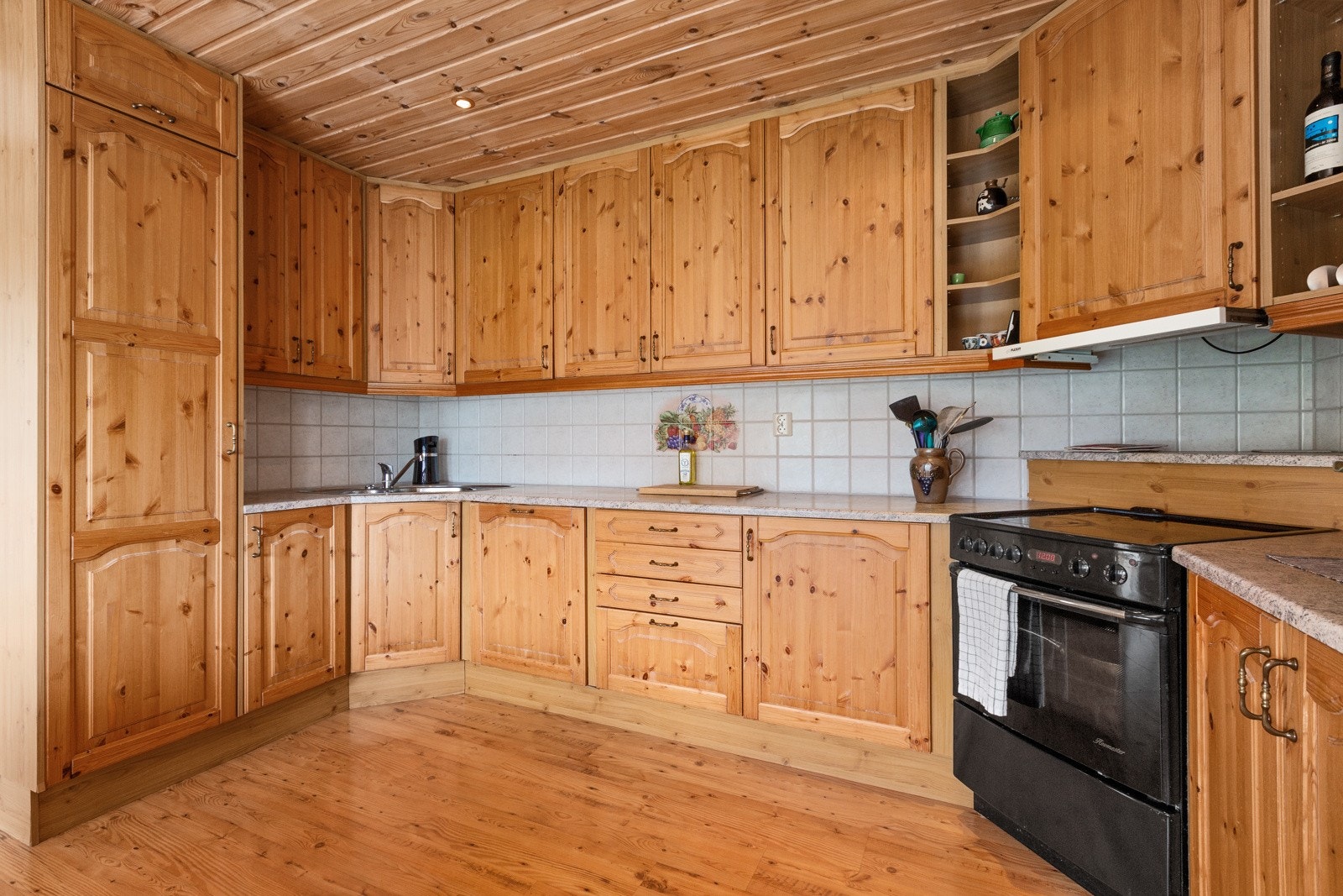 Kjøkkenet har innredning i heltre furu og benkeplater av laminat med nedfelt vask Galleribilde