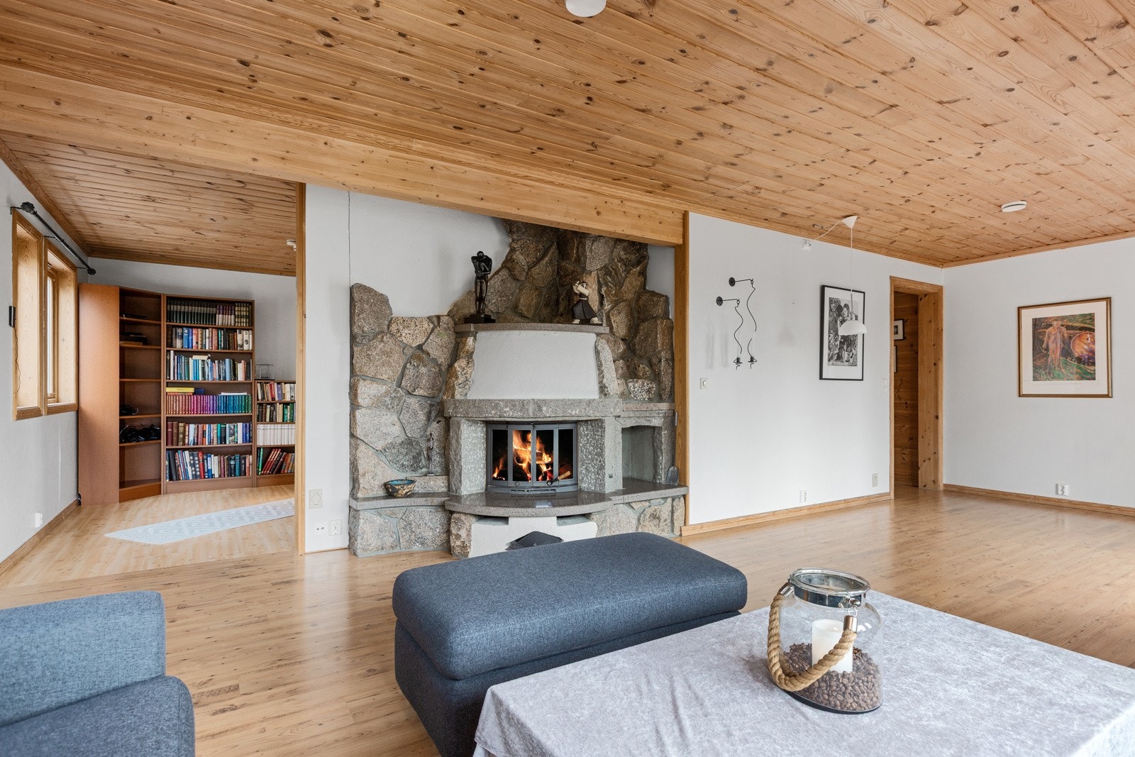 I stuen er det en flott hjørnepeis i skillet. Galleribilde