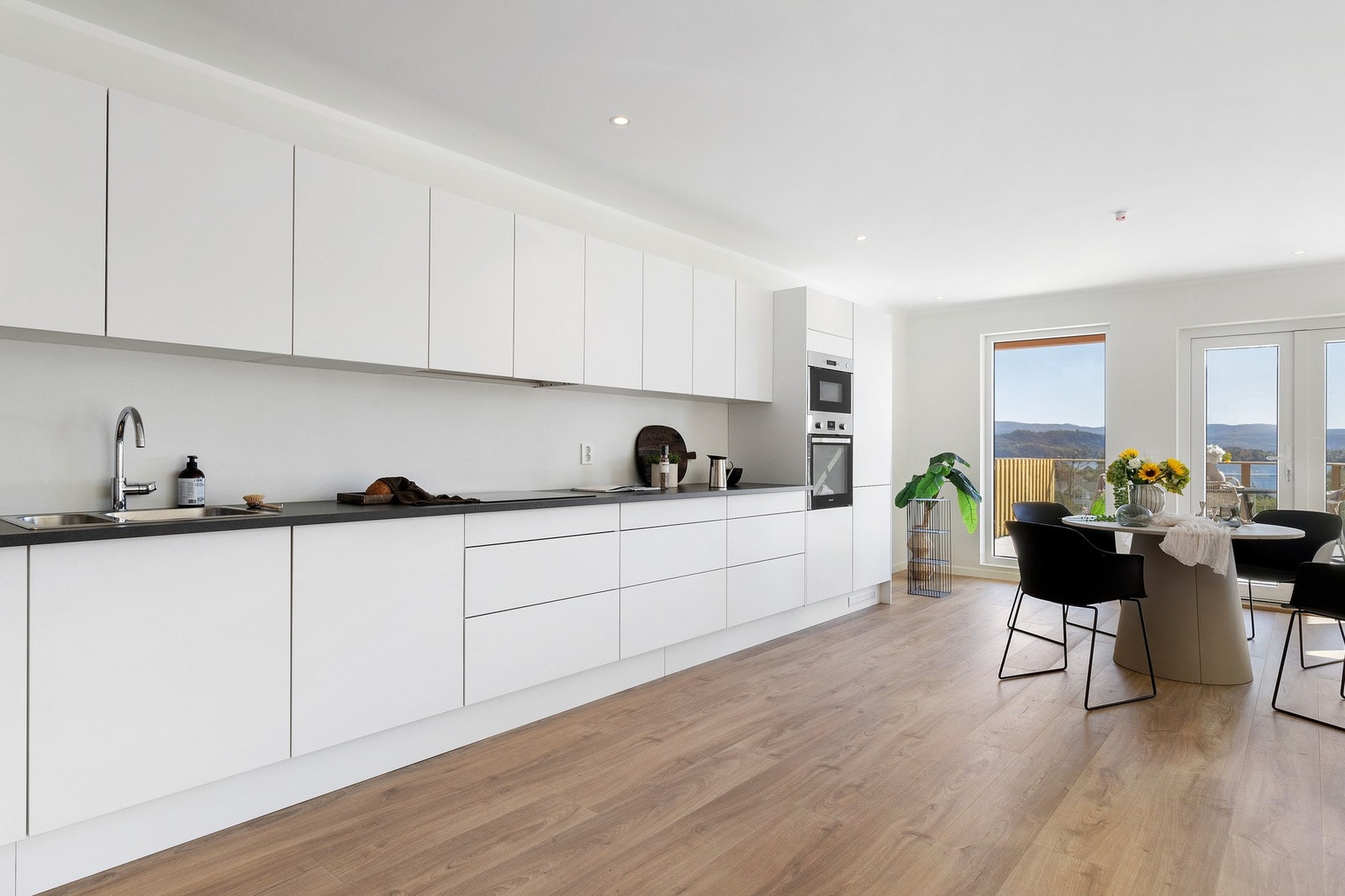 Kjøkkenet er levert av Sigdal og har godt med skap og benkeplass Galleribilde