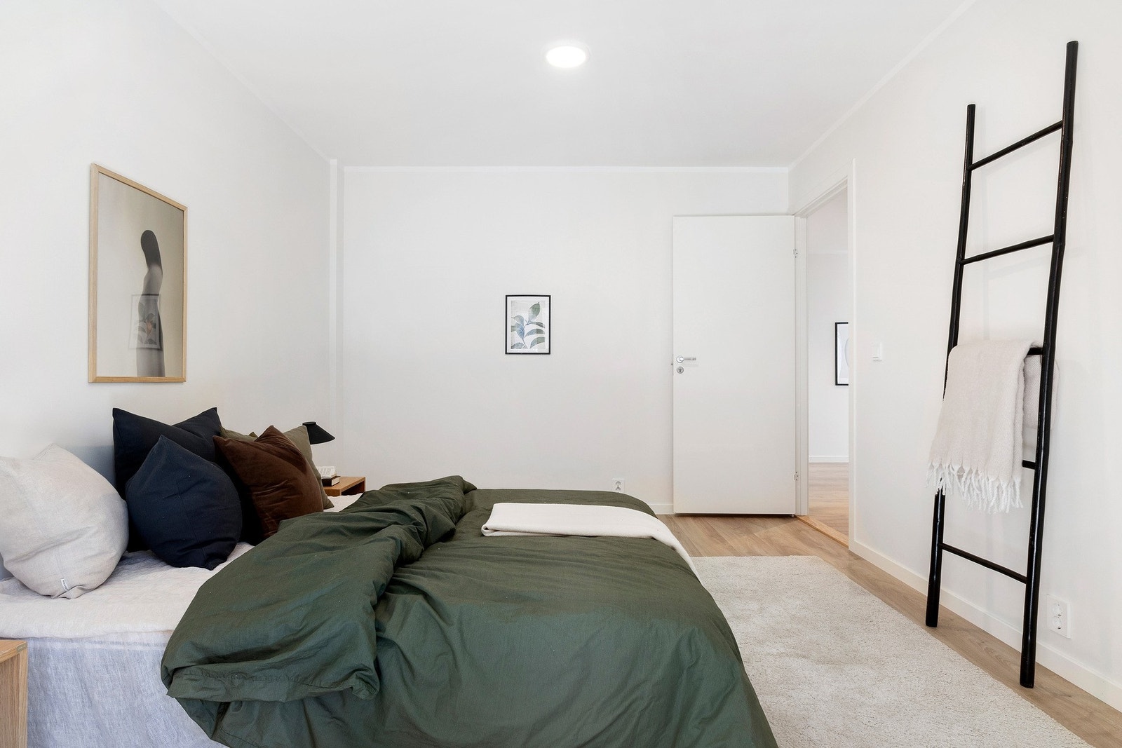 God plass til dobbeltseng og garderobeskap Galleribilde