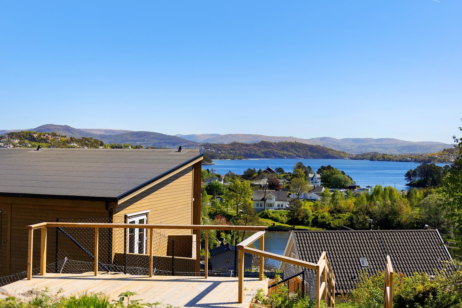 Det er bygget flere fellesterrasser på sameiets fellesarealer Galleribilde