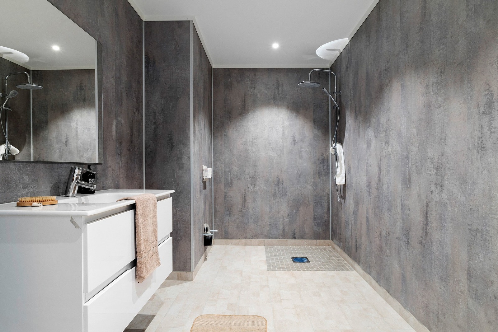 Leiligheten har to bad. Begge har flislagte gulv og baderomsplater på vegg. Galleribilde