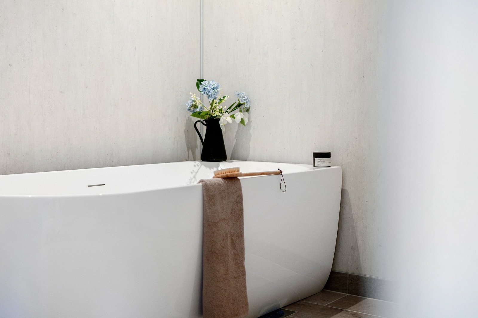 Det andre badet har badekar Galleribilde