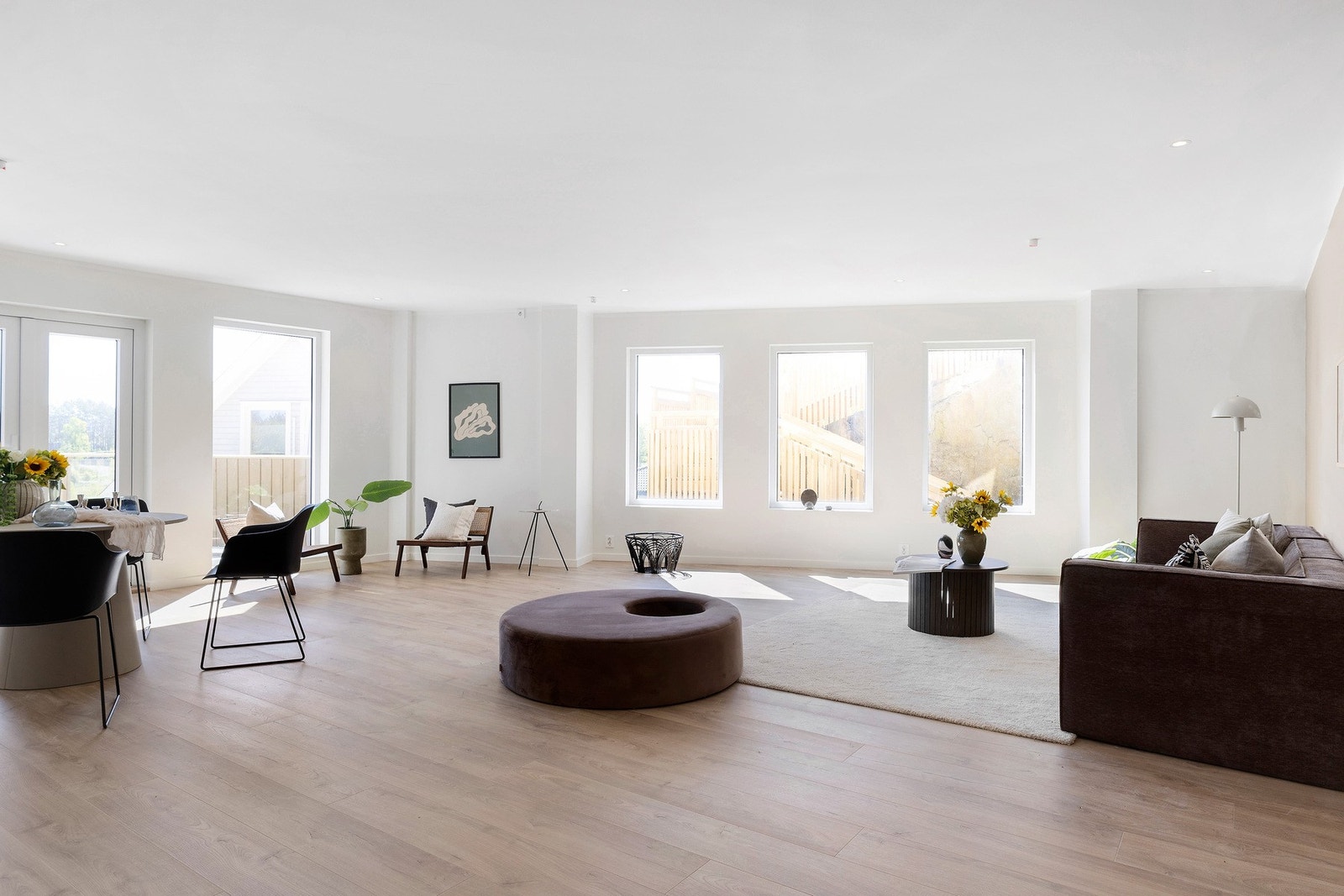 Stuen er på hele 56 kvm og er meget lett å innrede med stor spisestue og sofagruppe Galleribilde