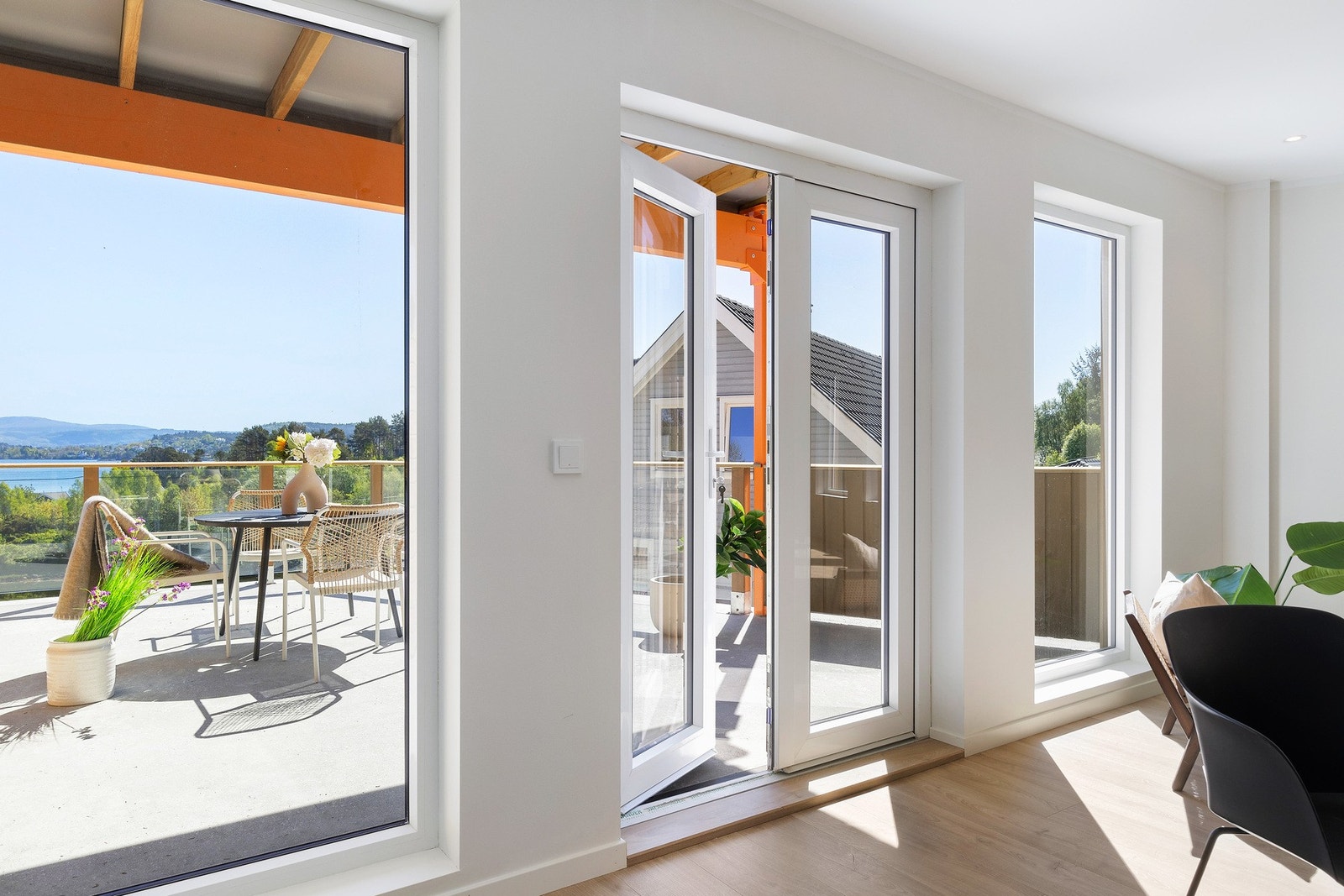 Utgang til en av boligens to private uteplasser Galleribilde