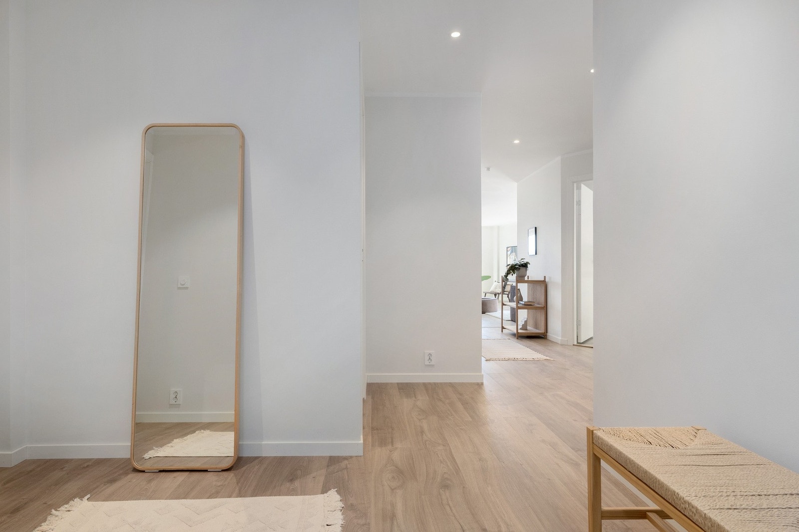 Velkommen inn - god plass til garderobe/oppbevaring i entrè Galleribilde