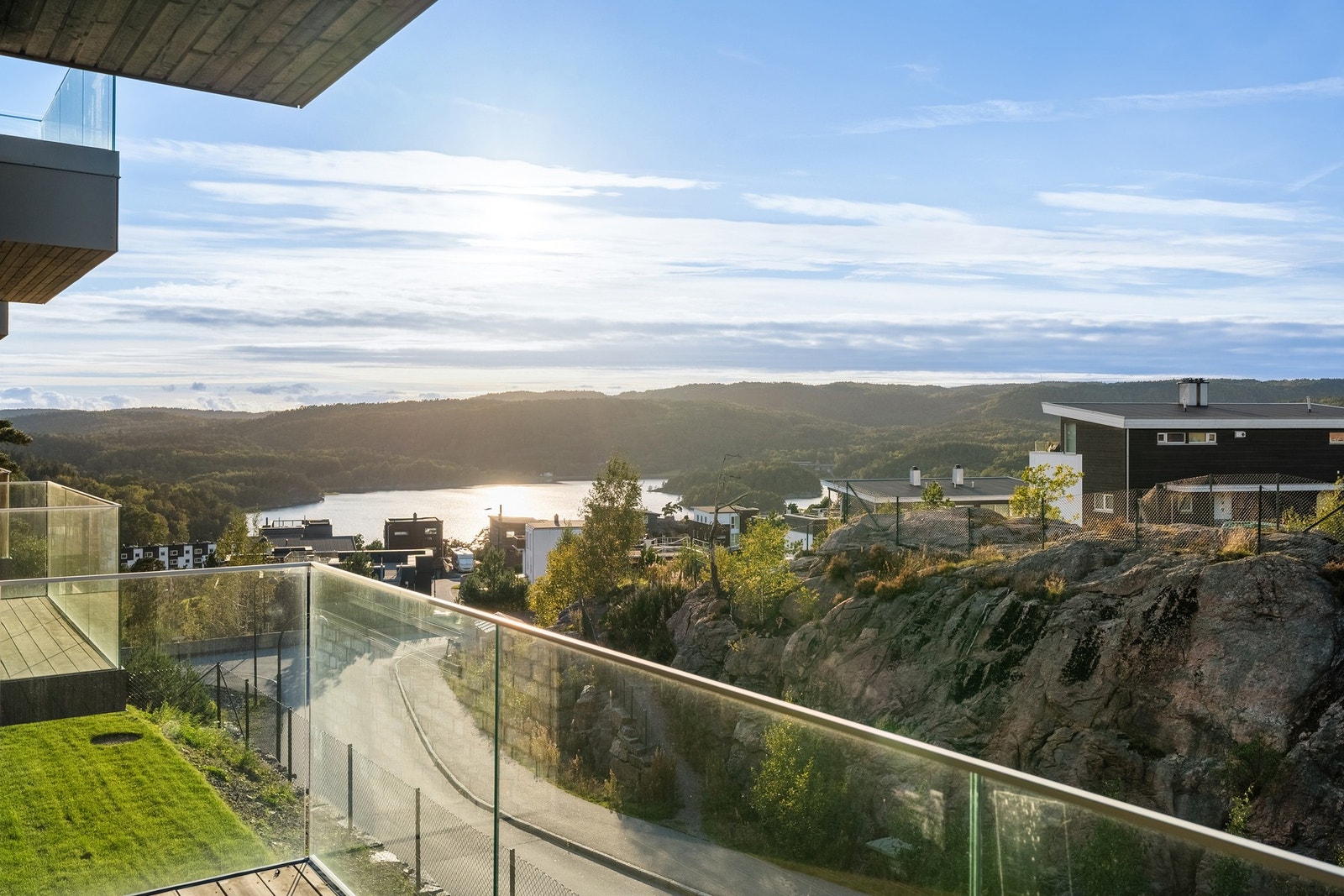 4-roms selveierleilighet med flott utsikt mot Gillsvann og gode solforhold Galleribilde