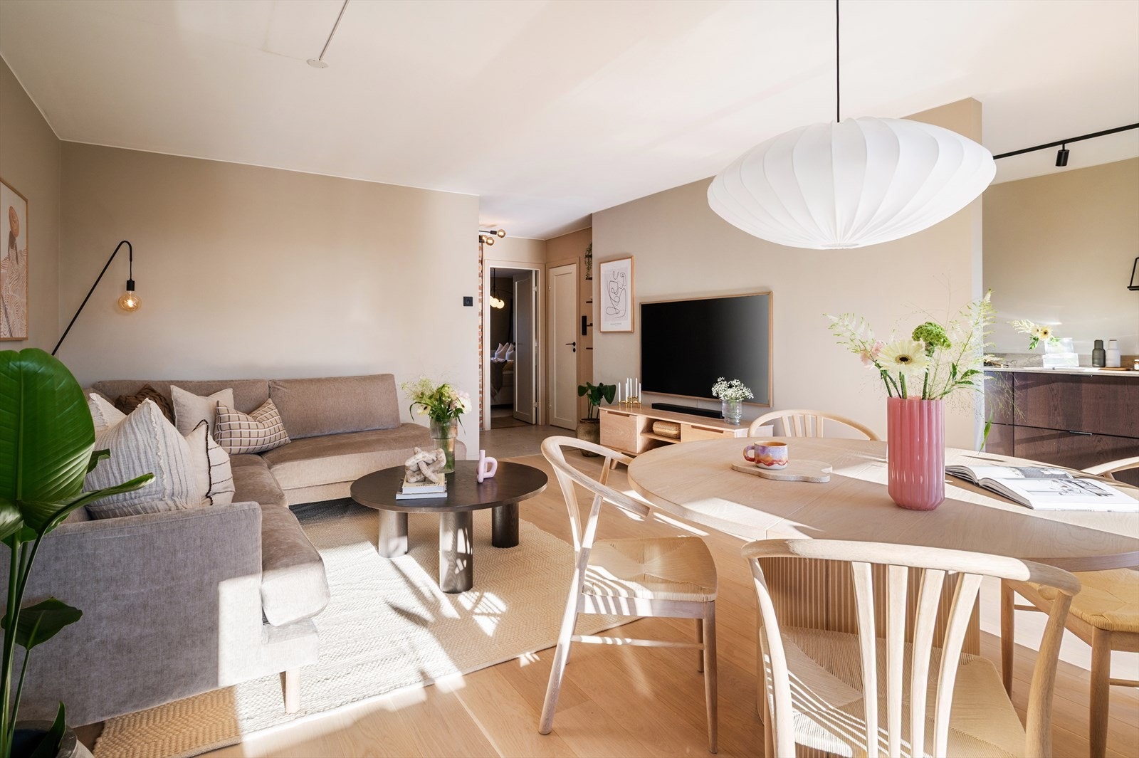 Stuen blir raskt et naturlig midtpunkt i boligen, med enkel tilgang til samtlige av de øvrige rommene. Galleribilde