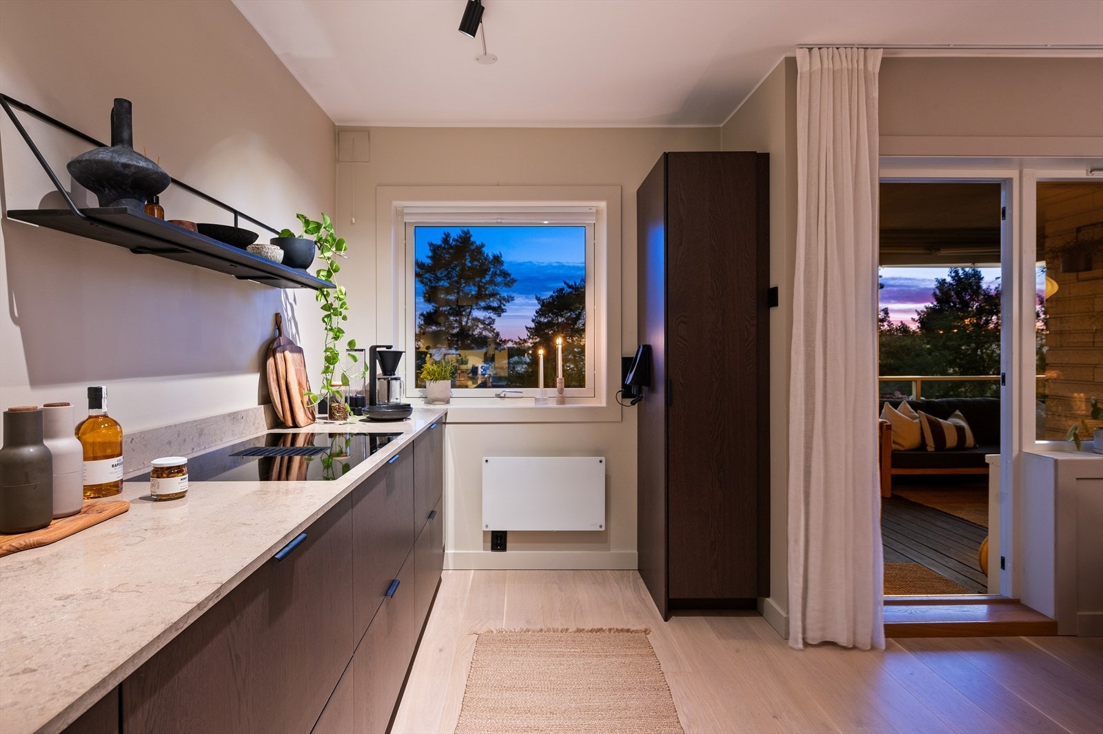 Wifi-styrt panelovn på kjøkken og i stuen gir en behagelig innetemperatur på vinterstid. Galleribilde