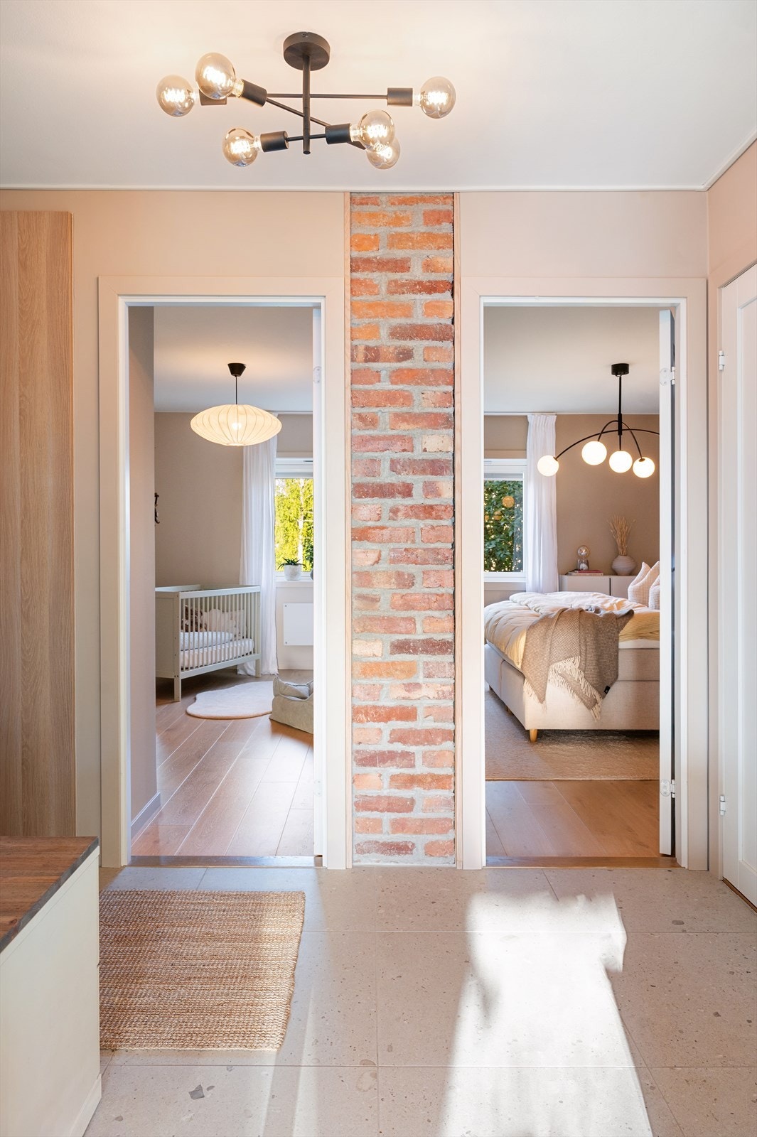 Mellom rommene er deler av murveggen hentet frem, en tøff detalj med særpreg. Galleribilde