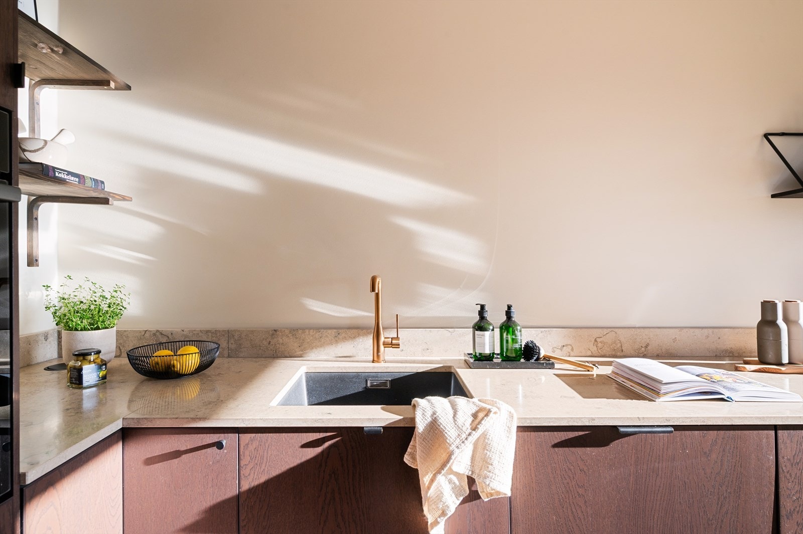 Benkeplaten er av kalkstein, med en stilig forhøyning langs veggen og underlimt servant. Galleribilde